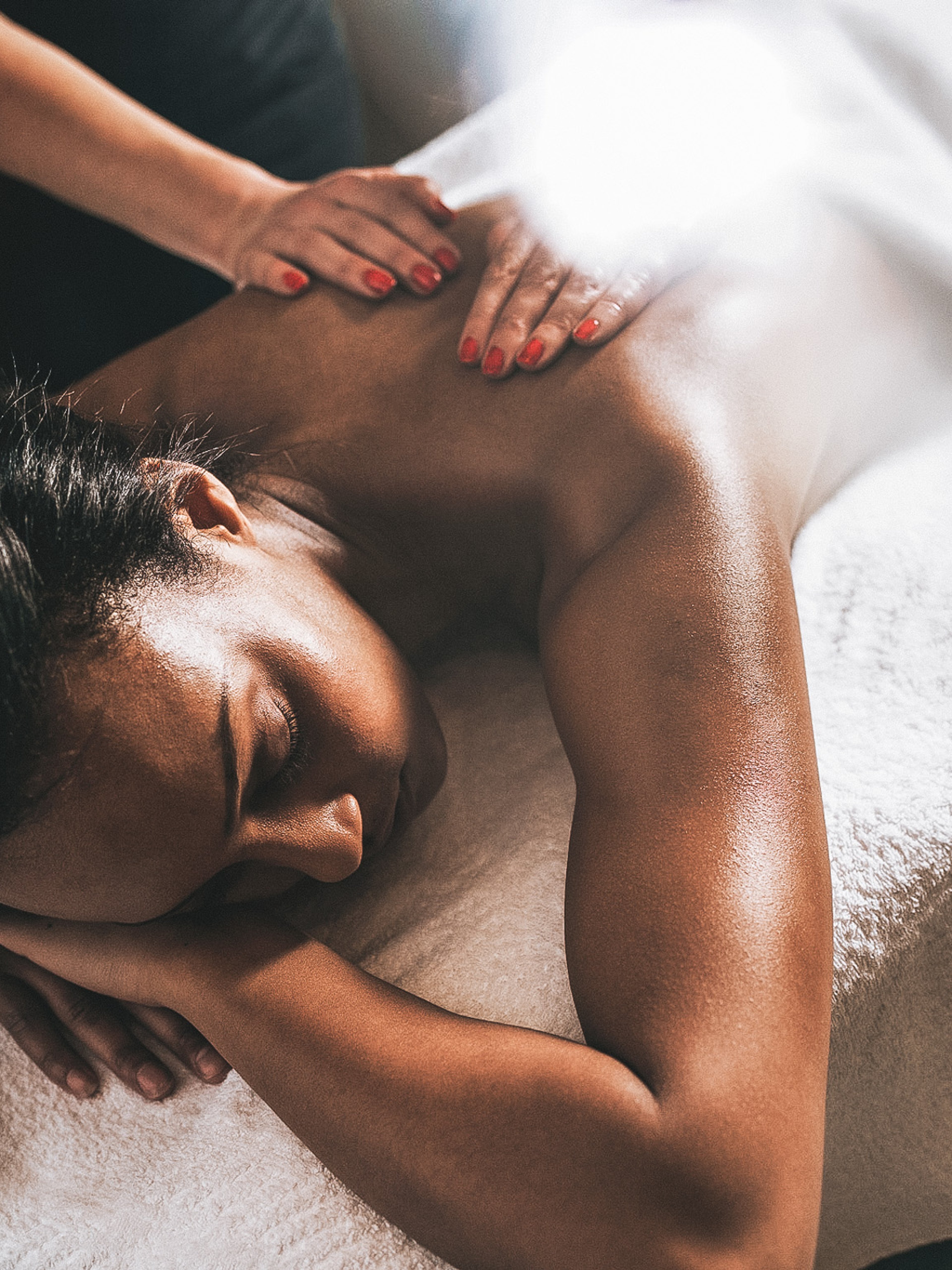 Kvinna får massage