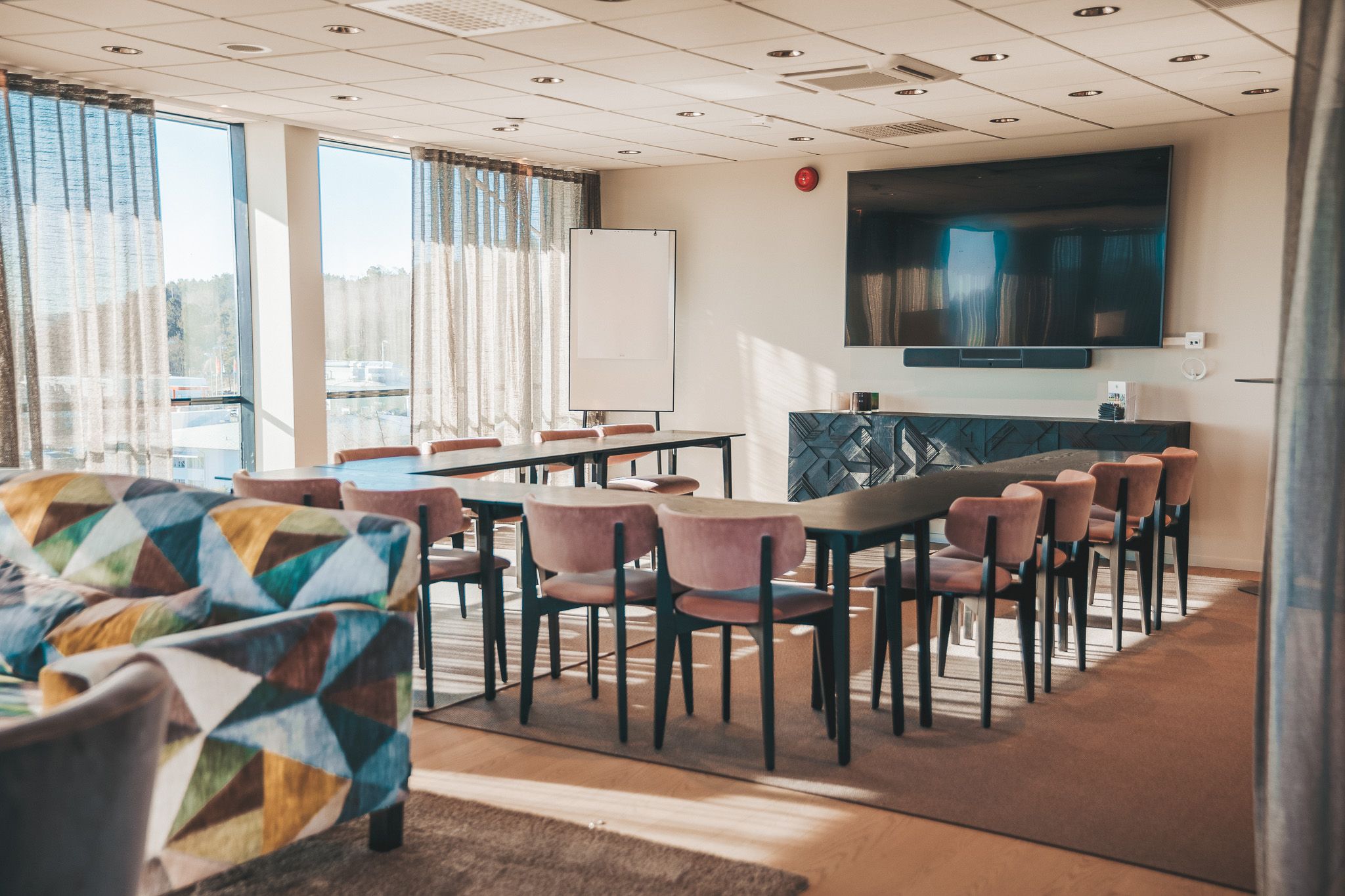 Ett konferensrum med fler stolar och en soffa