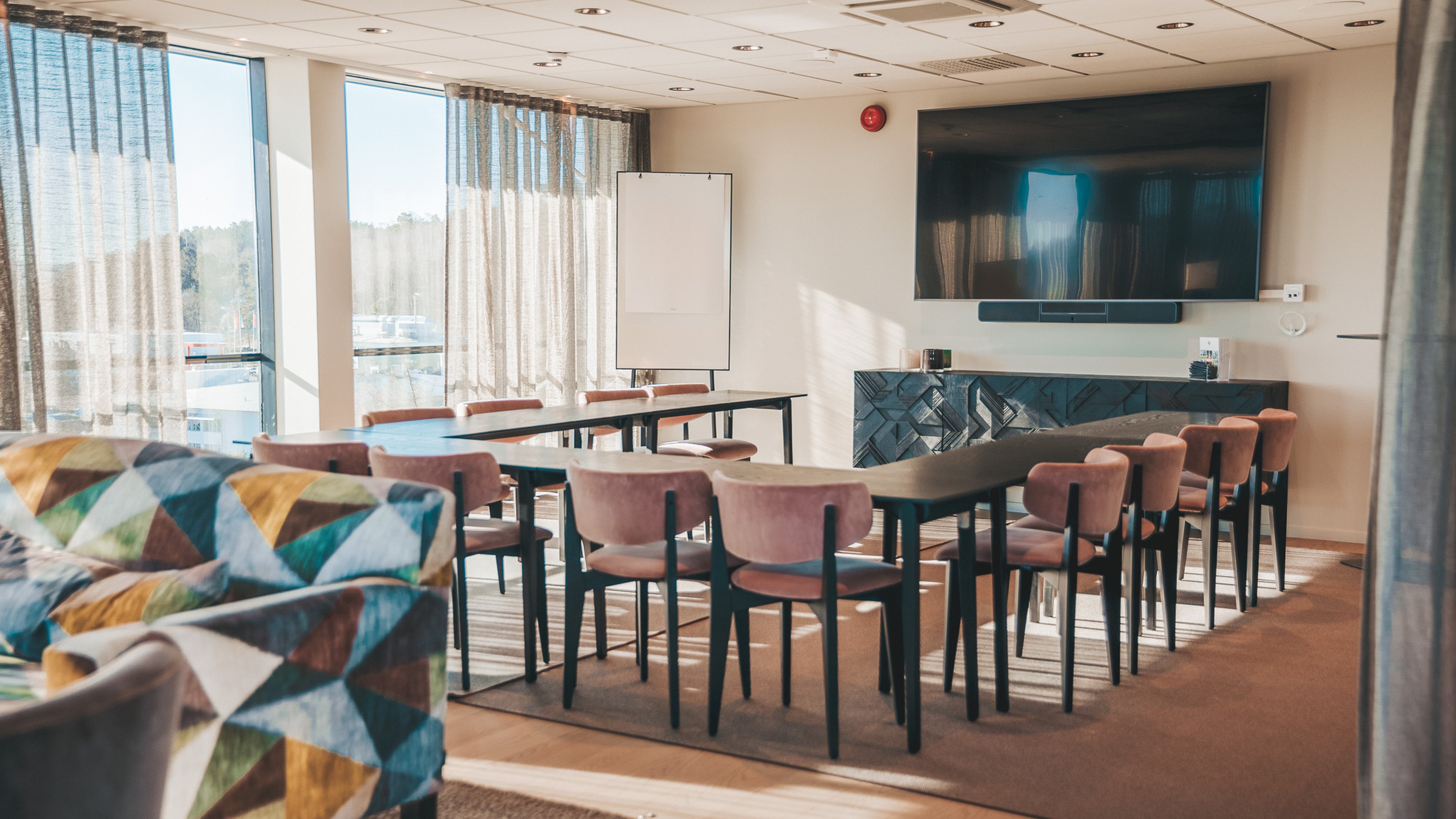 Ett konferensrum med fler stolar och en soffa