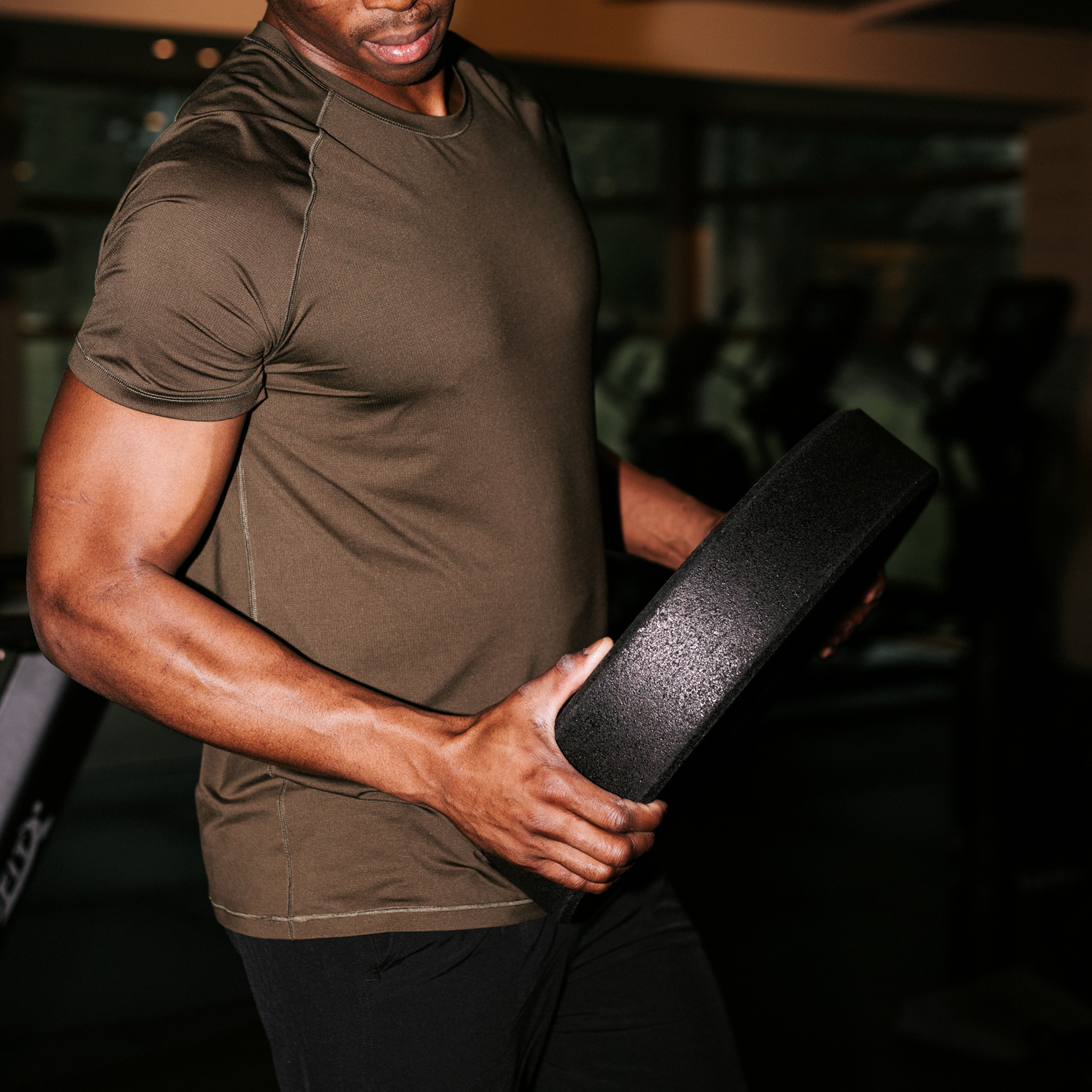 Man på spinningcykel