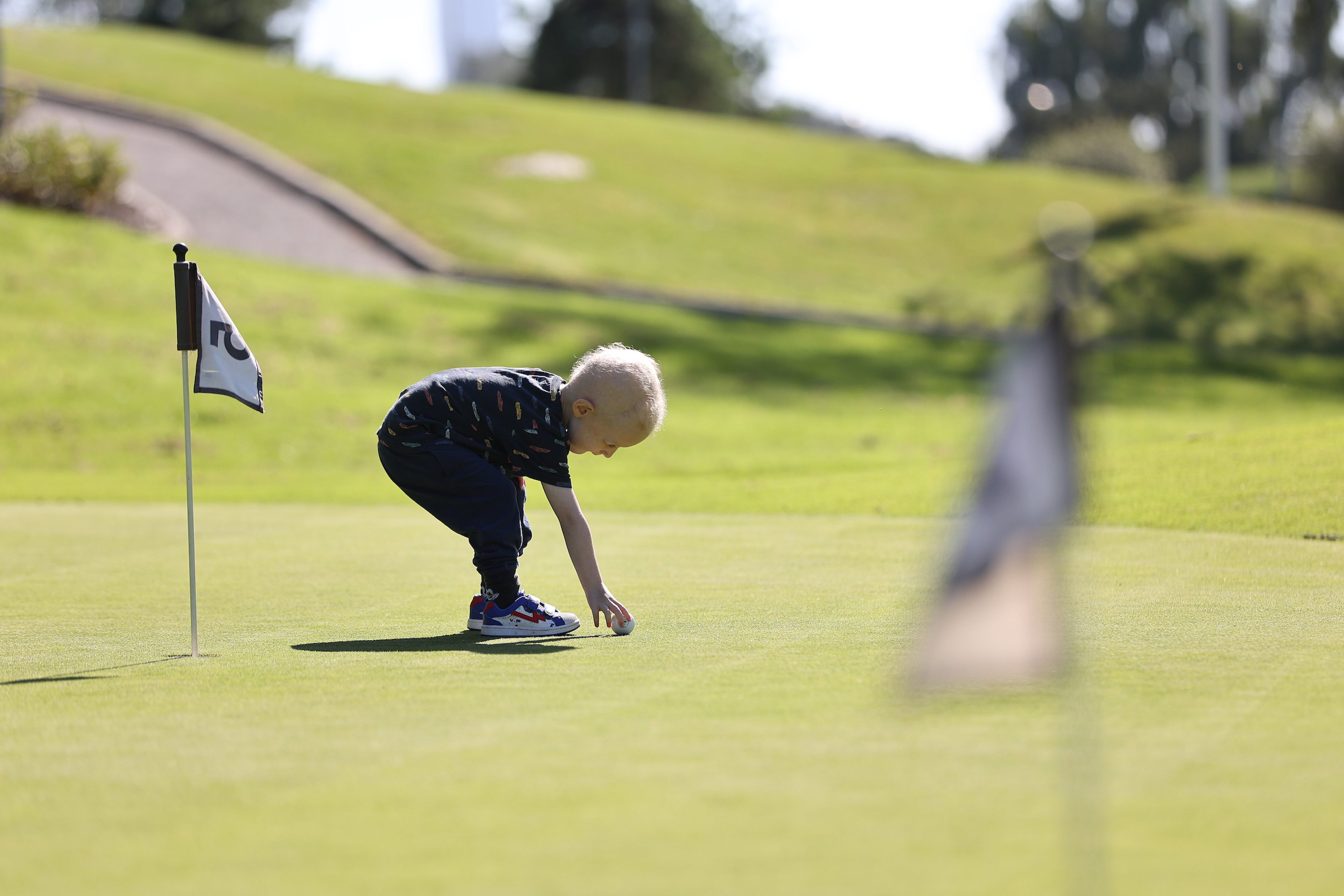 Ett barn på golfbanan