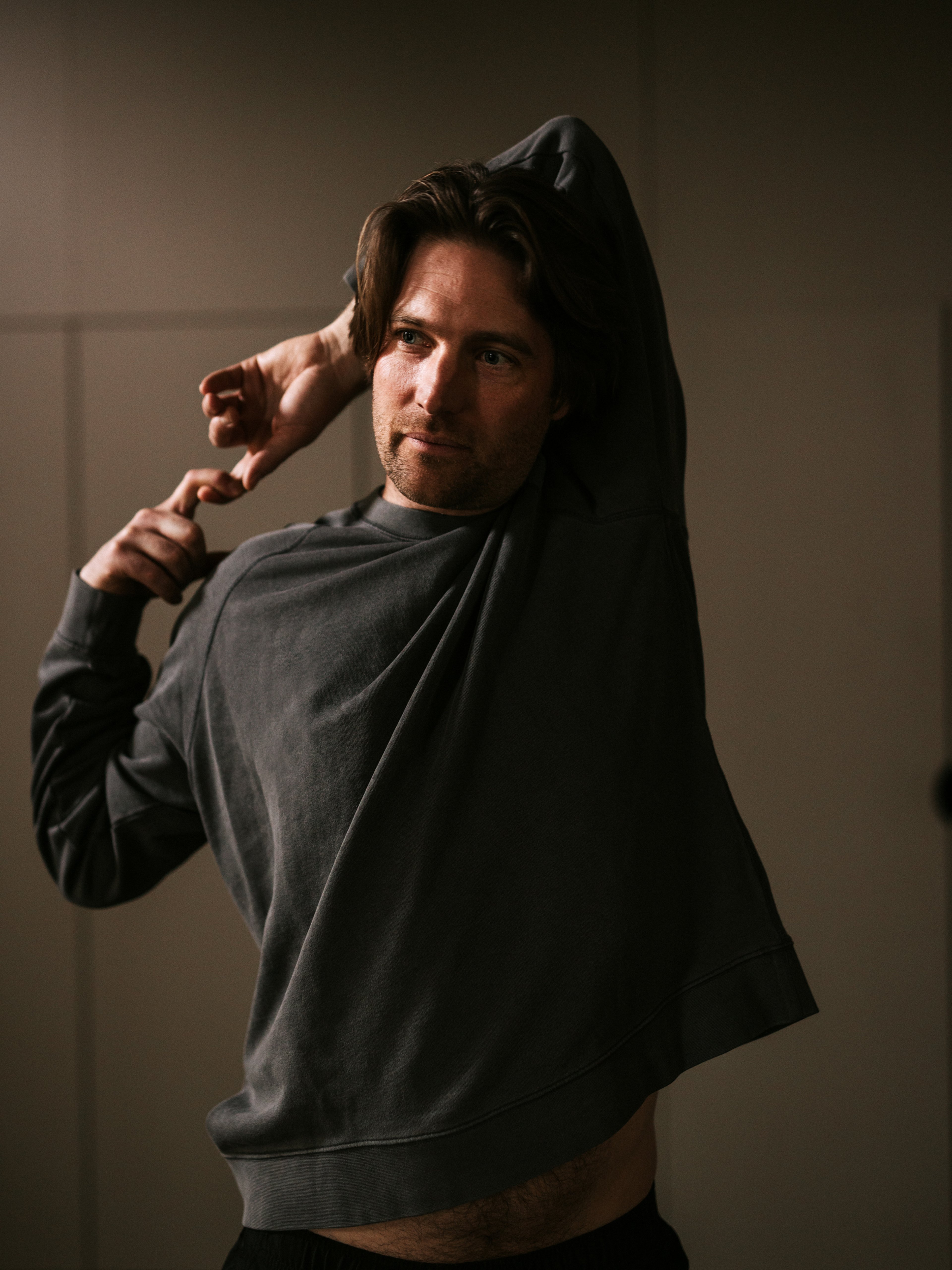 Man i en upprätt yogaposition