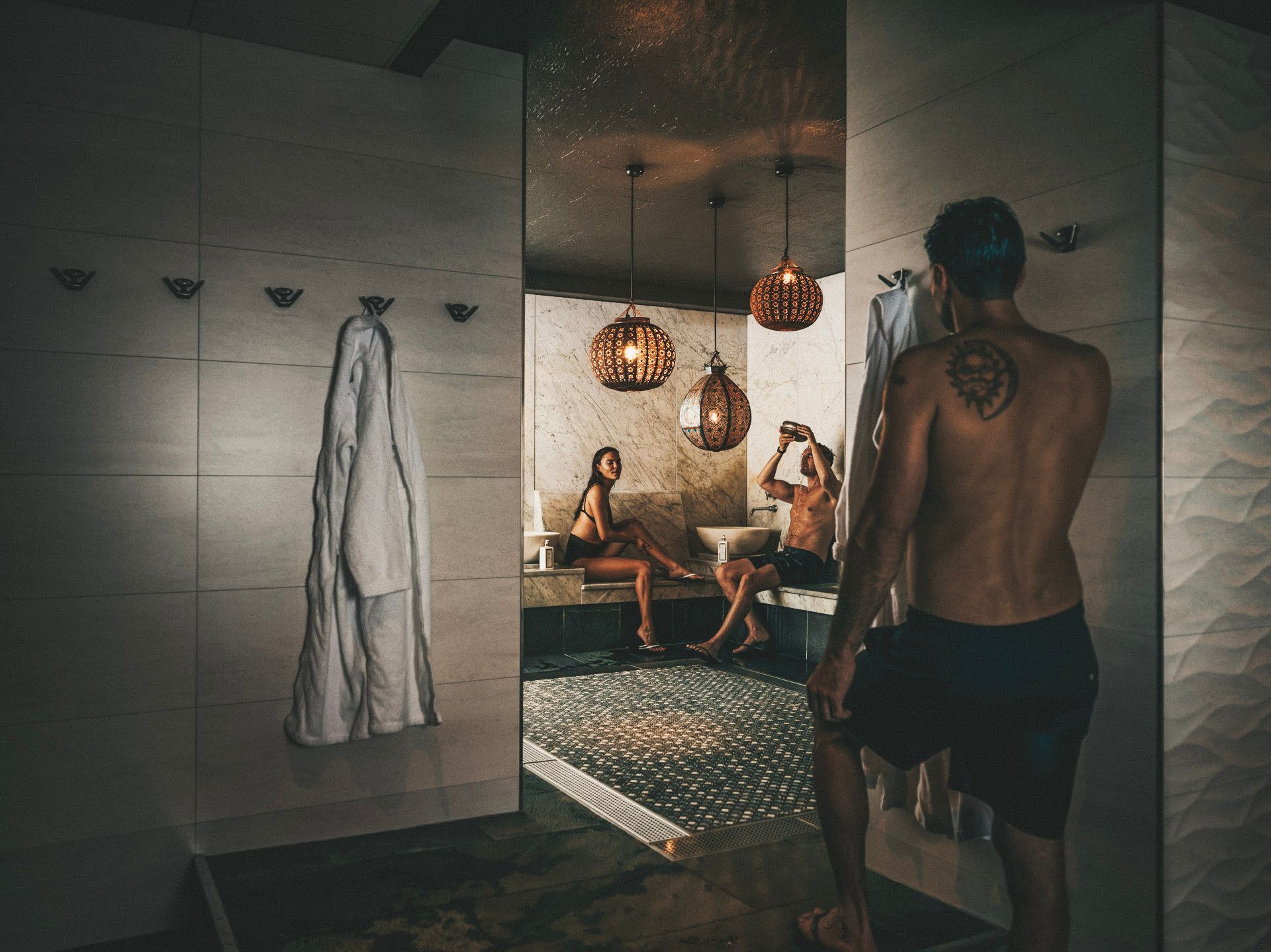 Tre personer som är på ett spa