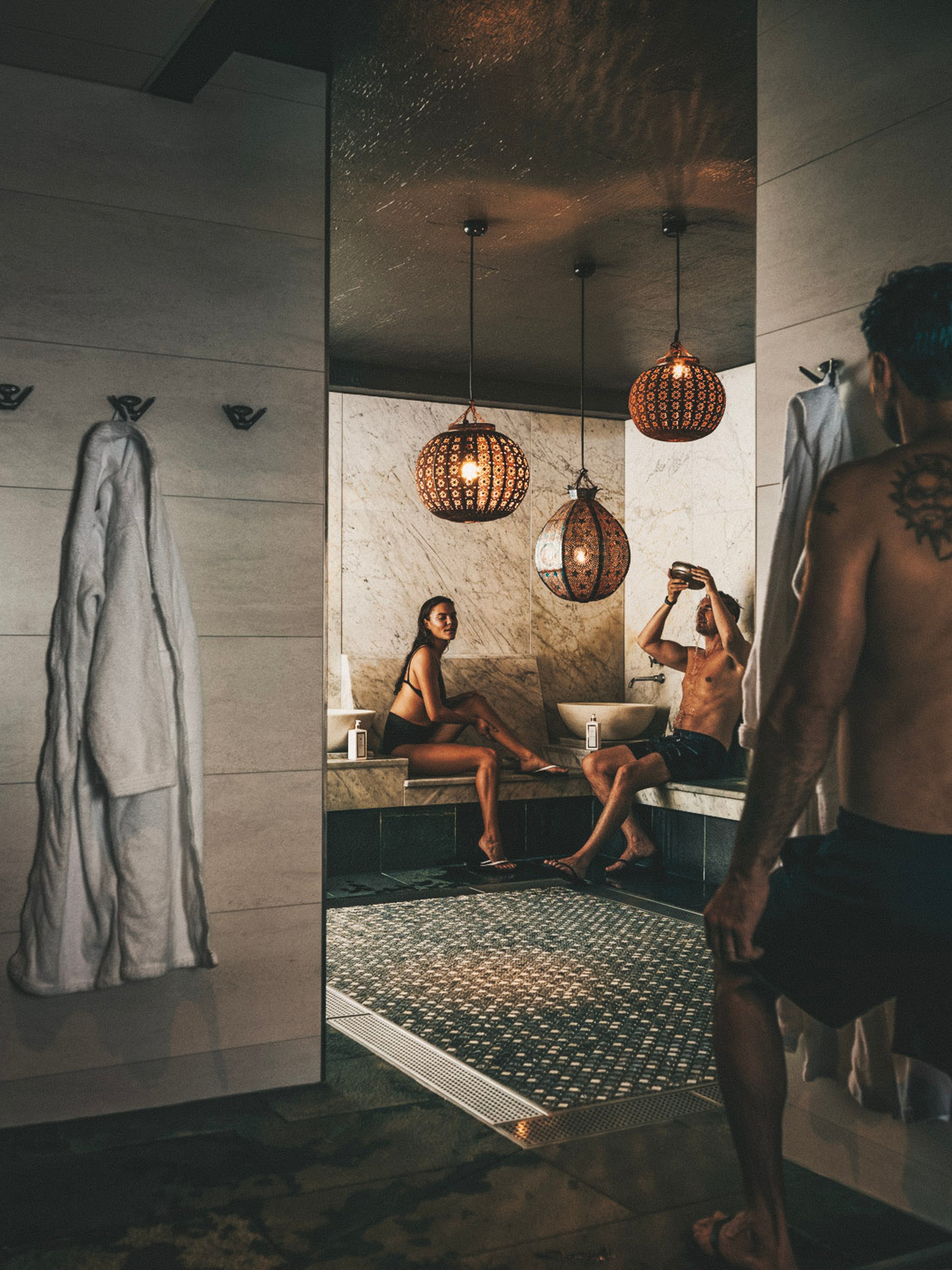 Tre personer som är på ett spa