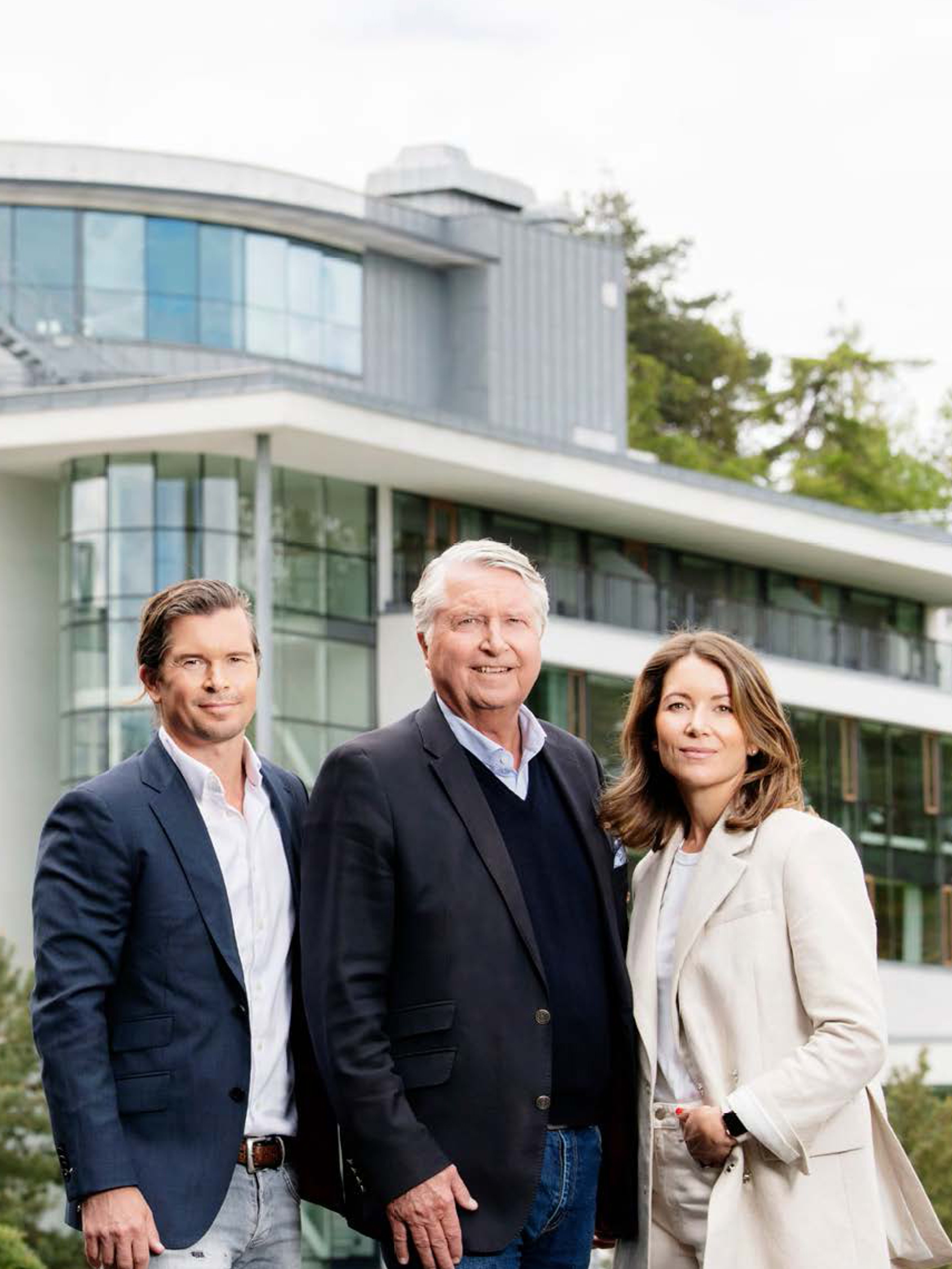 Johan, Hans och Kristina Andersson framför hotellet Sankt Jörgen Park