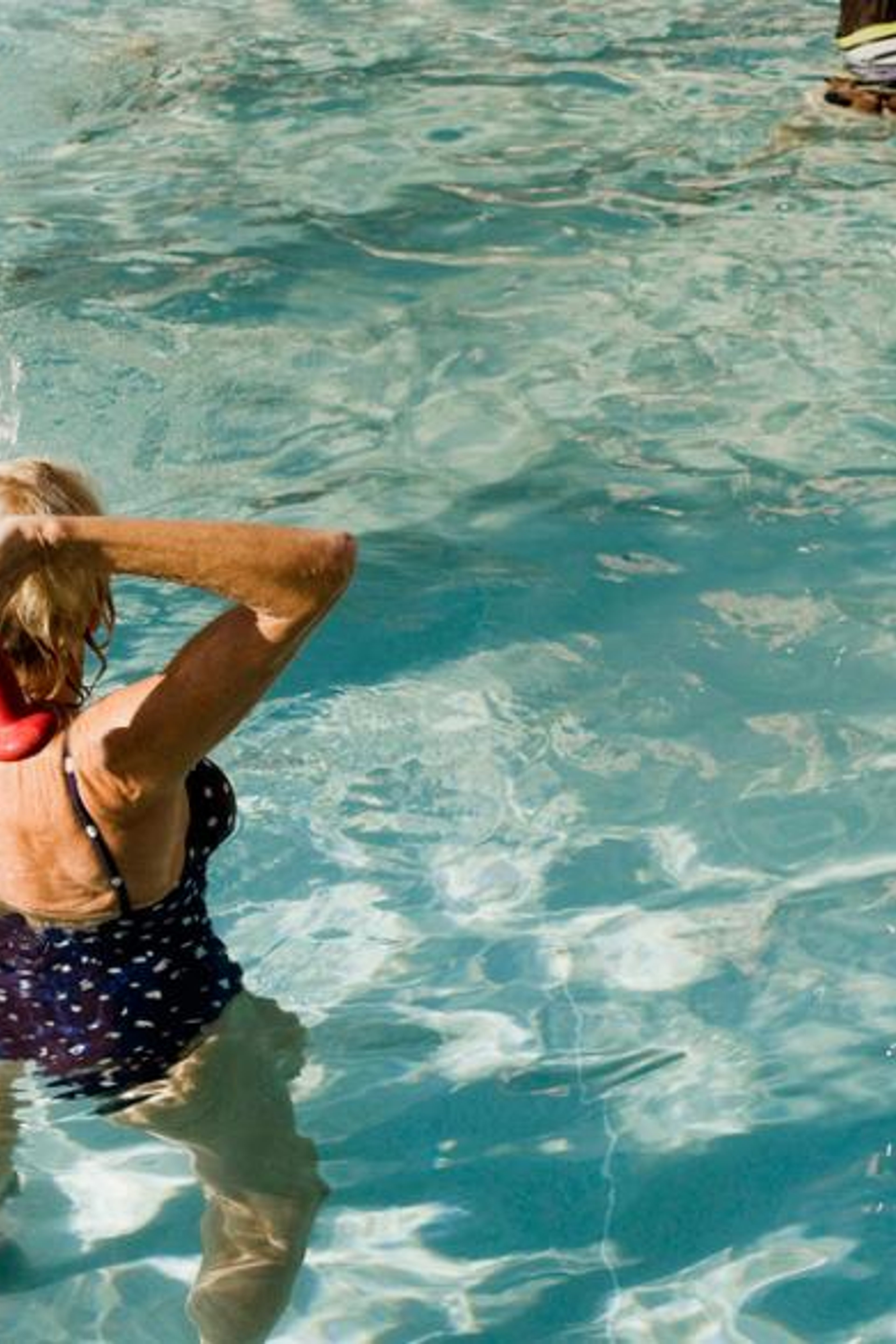 En grupp praktiserar yoga i vår yogasal