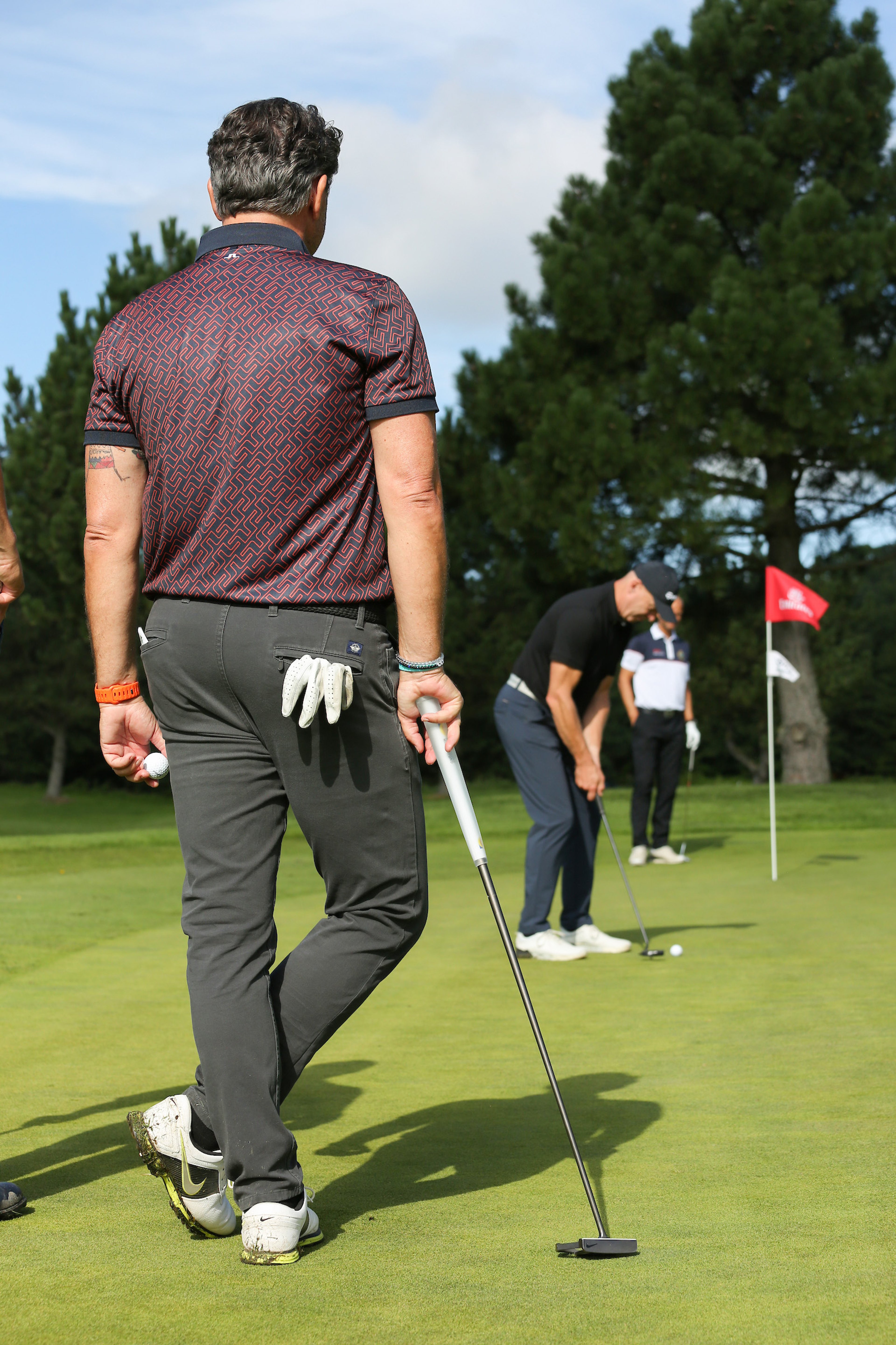 Ett barn på golfbanan