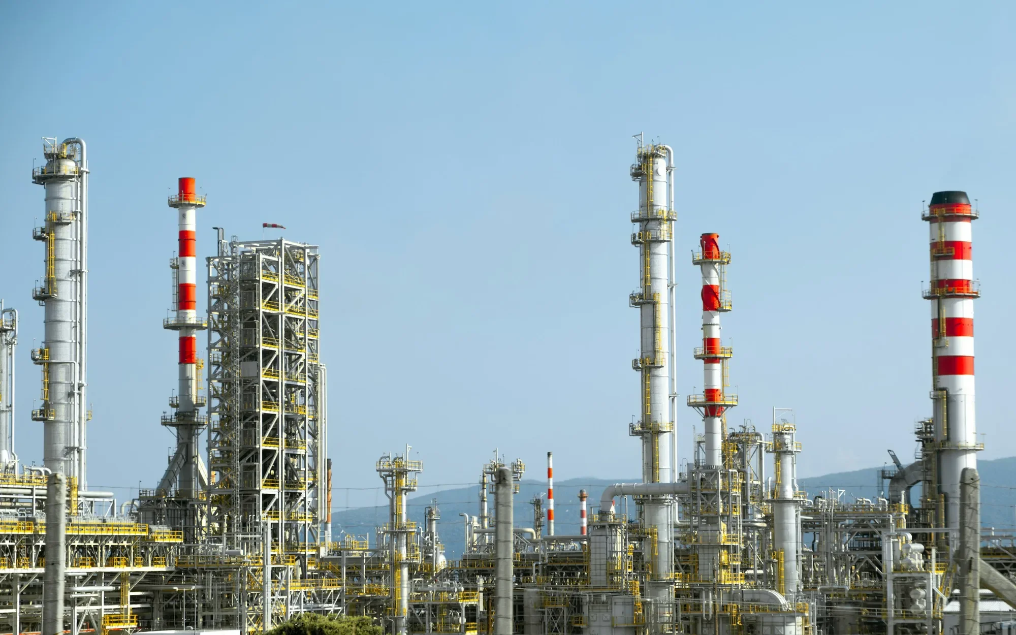 Industrielle Raffinerieanlage mit Rohrleitungen und Kolonnen.