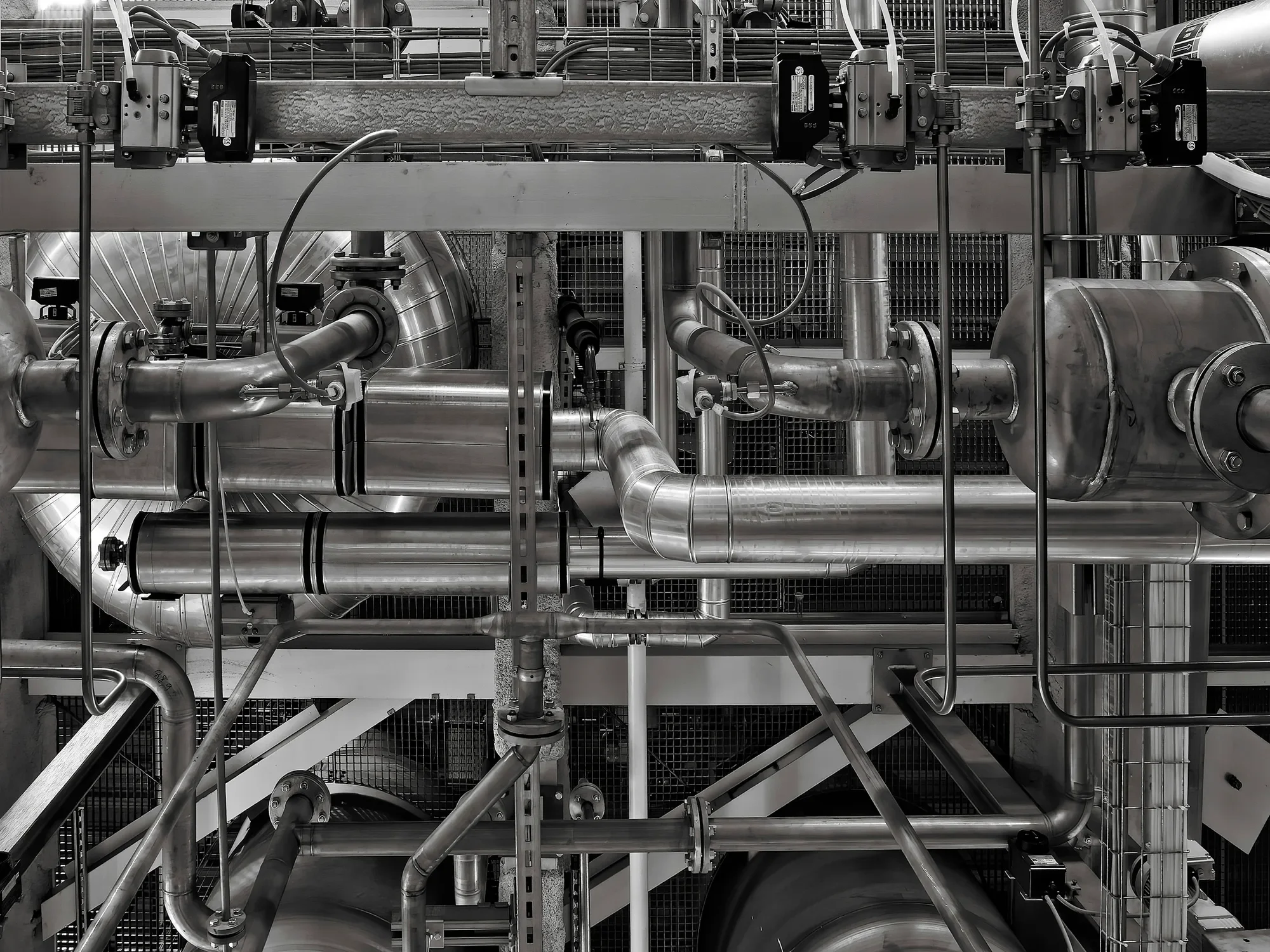 Dichte Rohrleitungen, Flansche und Armaturen in einer Industrieanlage.