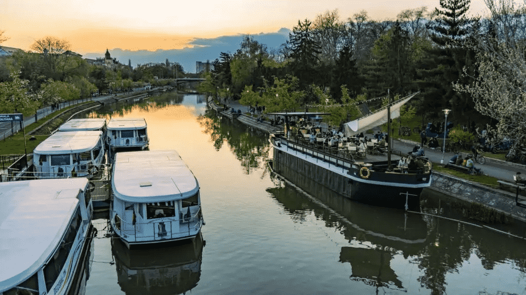 Trasee pietonale și piste velo pe malul râului Bega