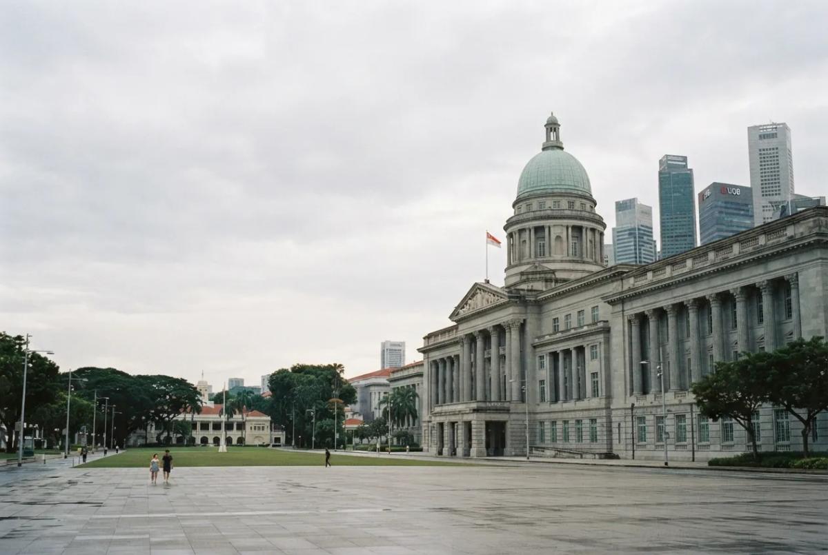 新加坡历史悠久的穹顶政府大楼与中央商务区高楼大厦构成的市政区，反映了2026年人口与公民政策的更新
