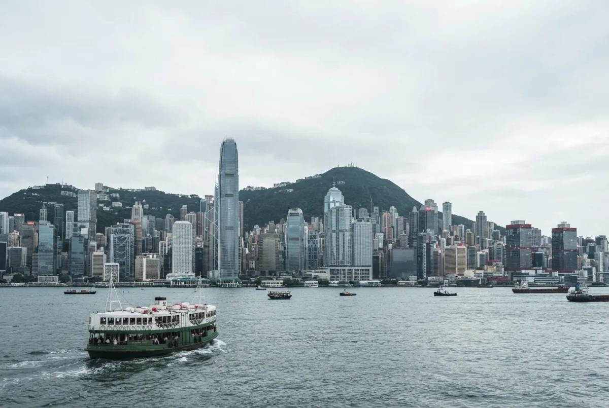 香港维多利亚港天际线与天星小轮,常被拿来与新加坡的PR移居进行权衡