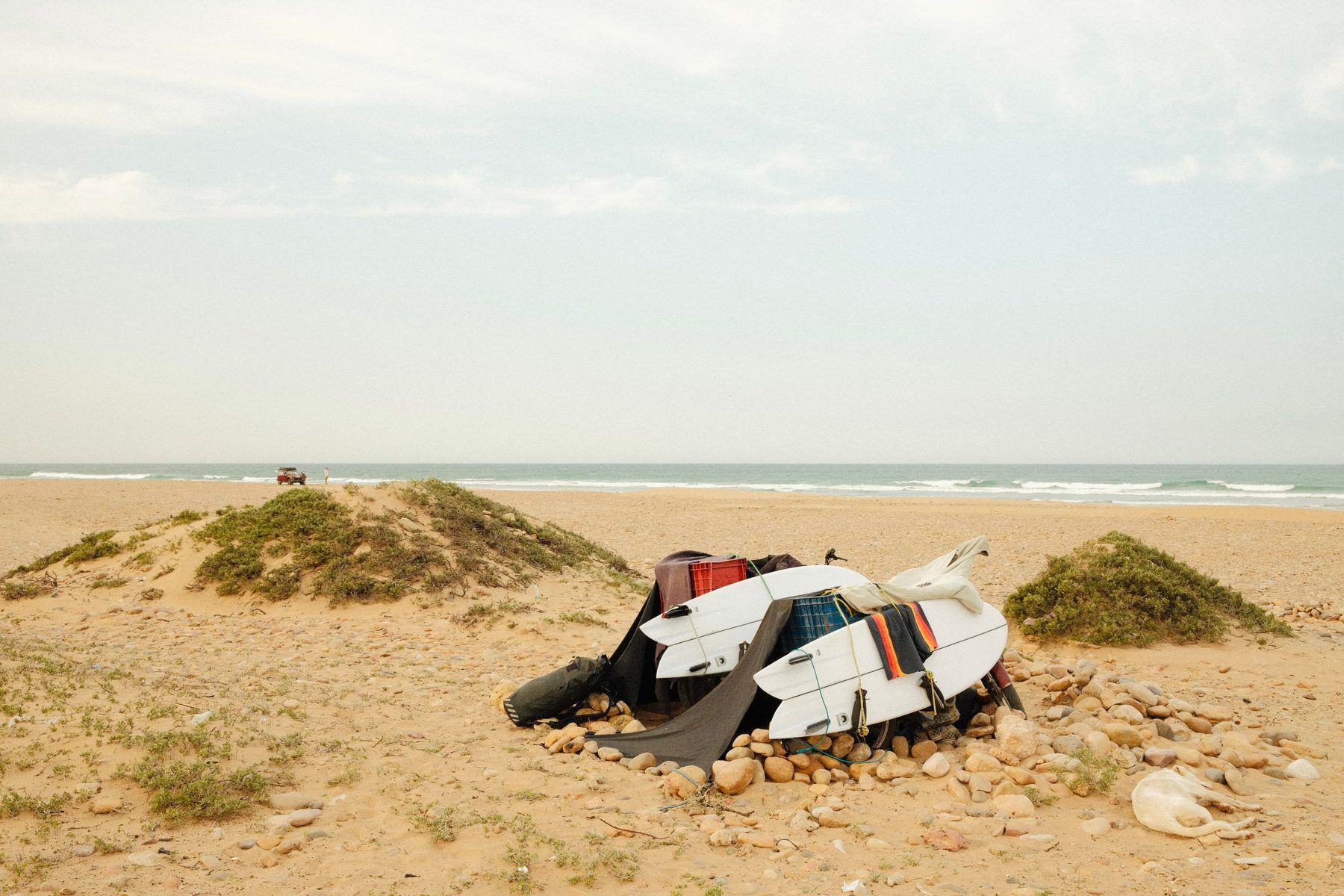 Martin Vekemans and Ludovic Thibaut on their mopeds in Morocco