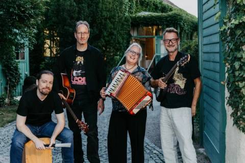 Gruppenfoto der Band in einem grünen Durchgang