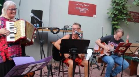 Ka Lerchal live auf der Bühne im Innenhof mit Akkordeon und Gitarren