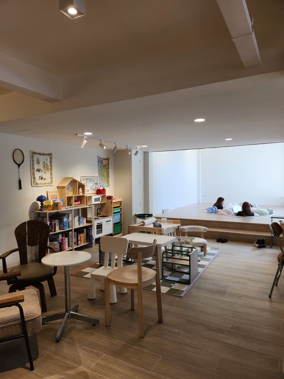 Living Room - Image 6