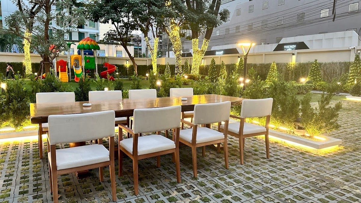 Bloom Café & Garden Lounge - Image 1