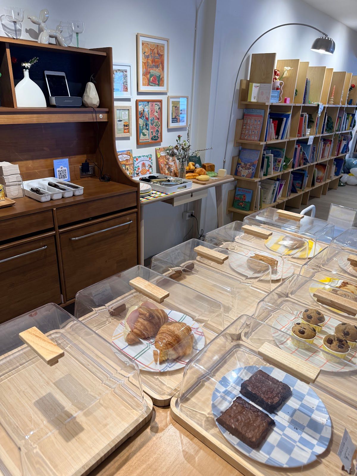 Living Room - Image 10