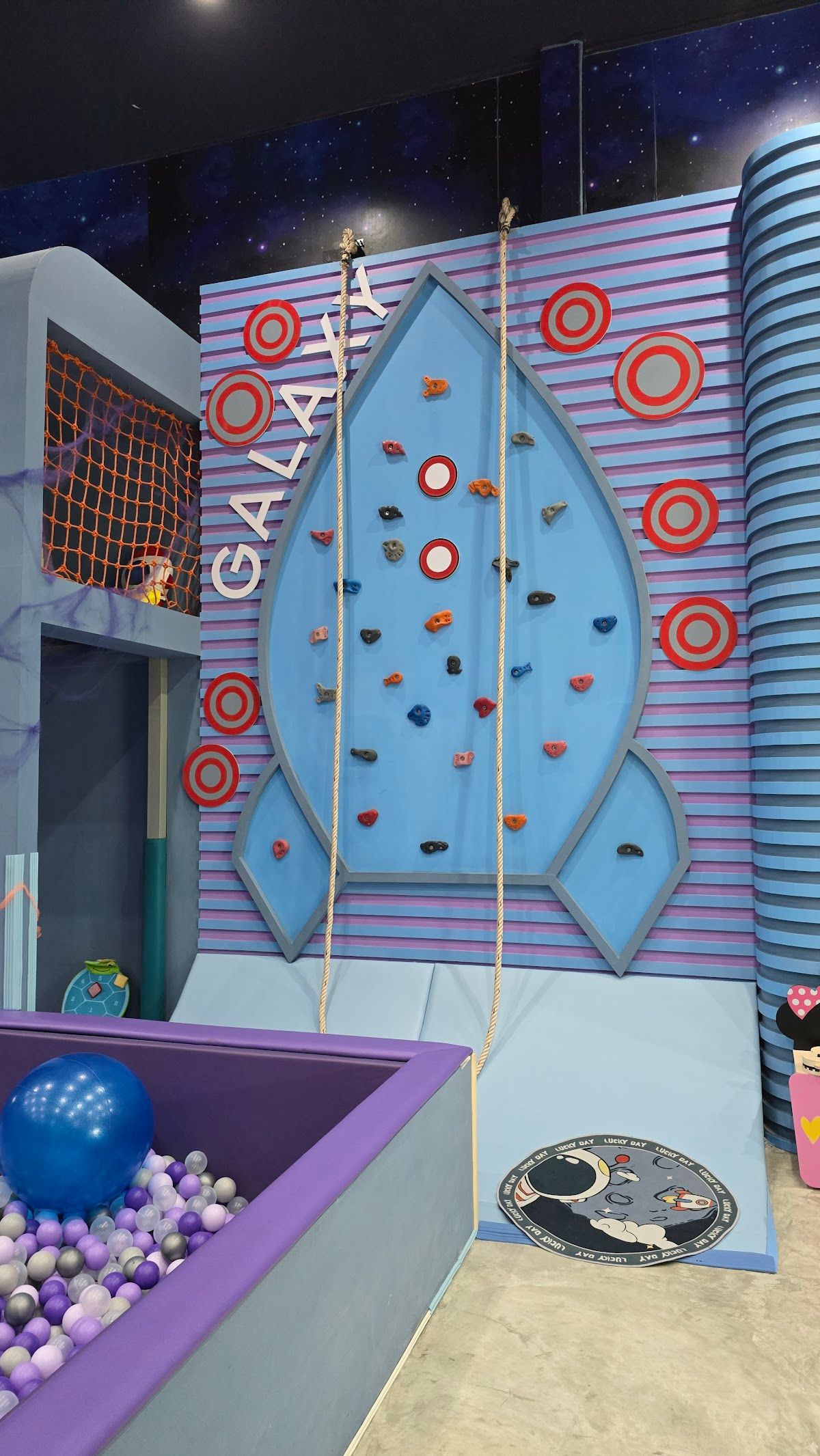 Twin Cosmos Cafe - Image 7