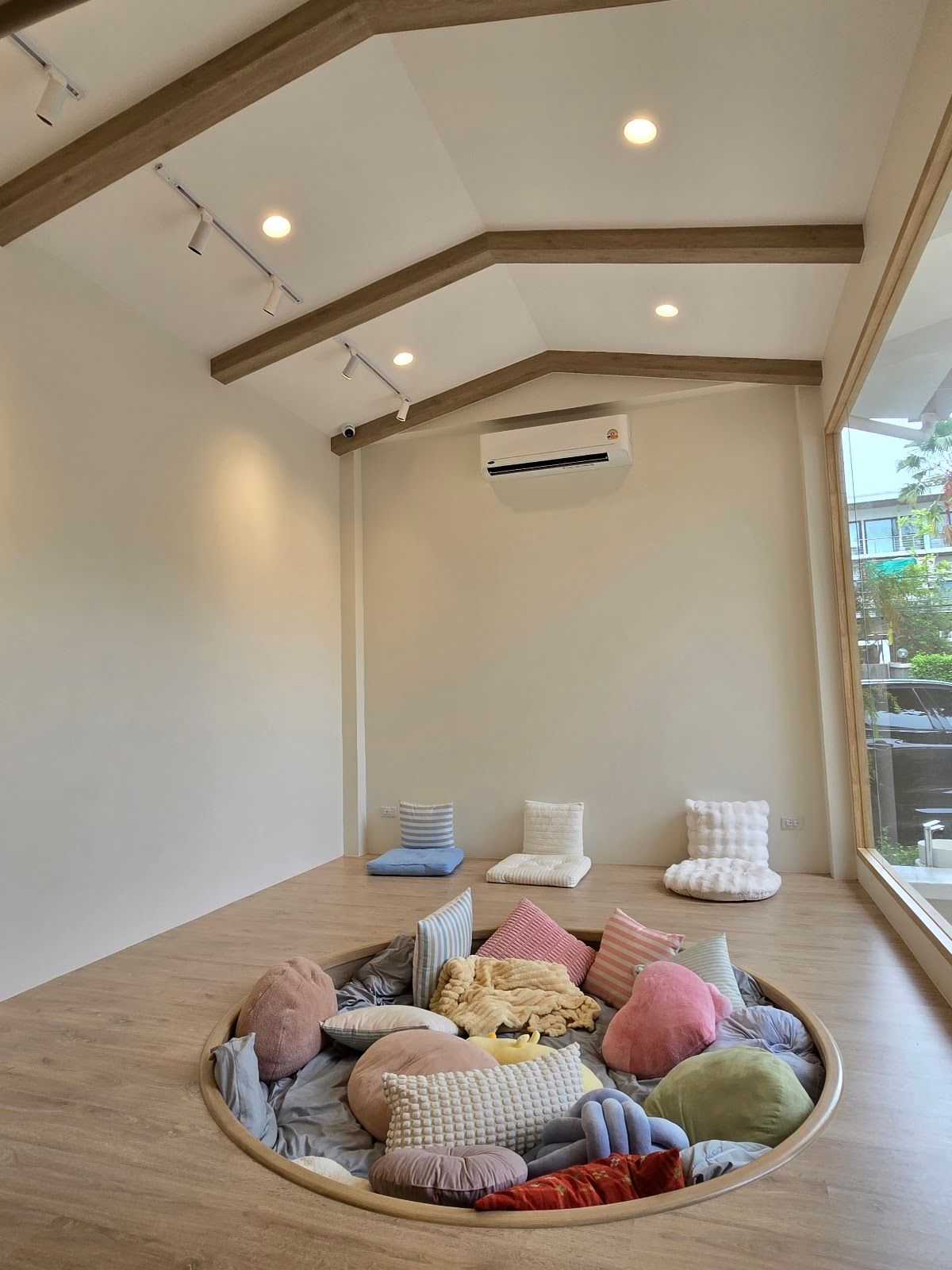 Living Room - Image 5