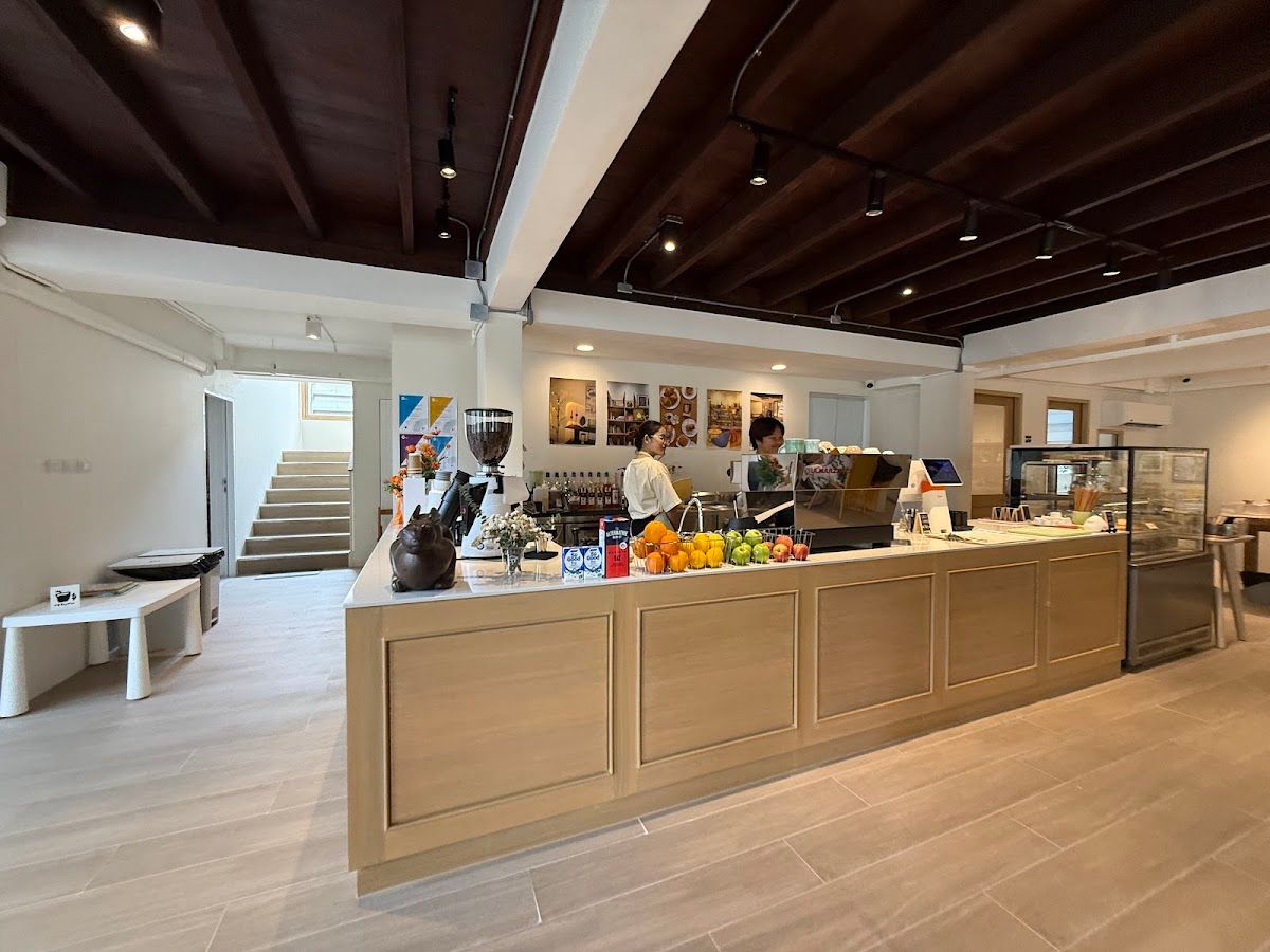 Living Room - Image 4