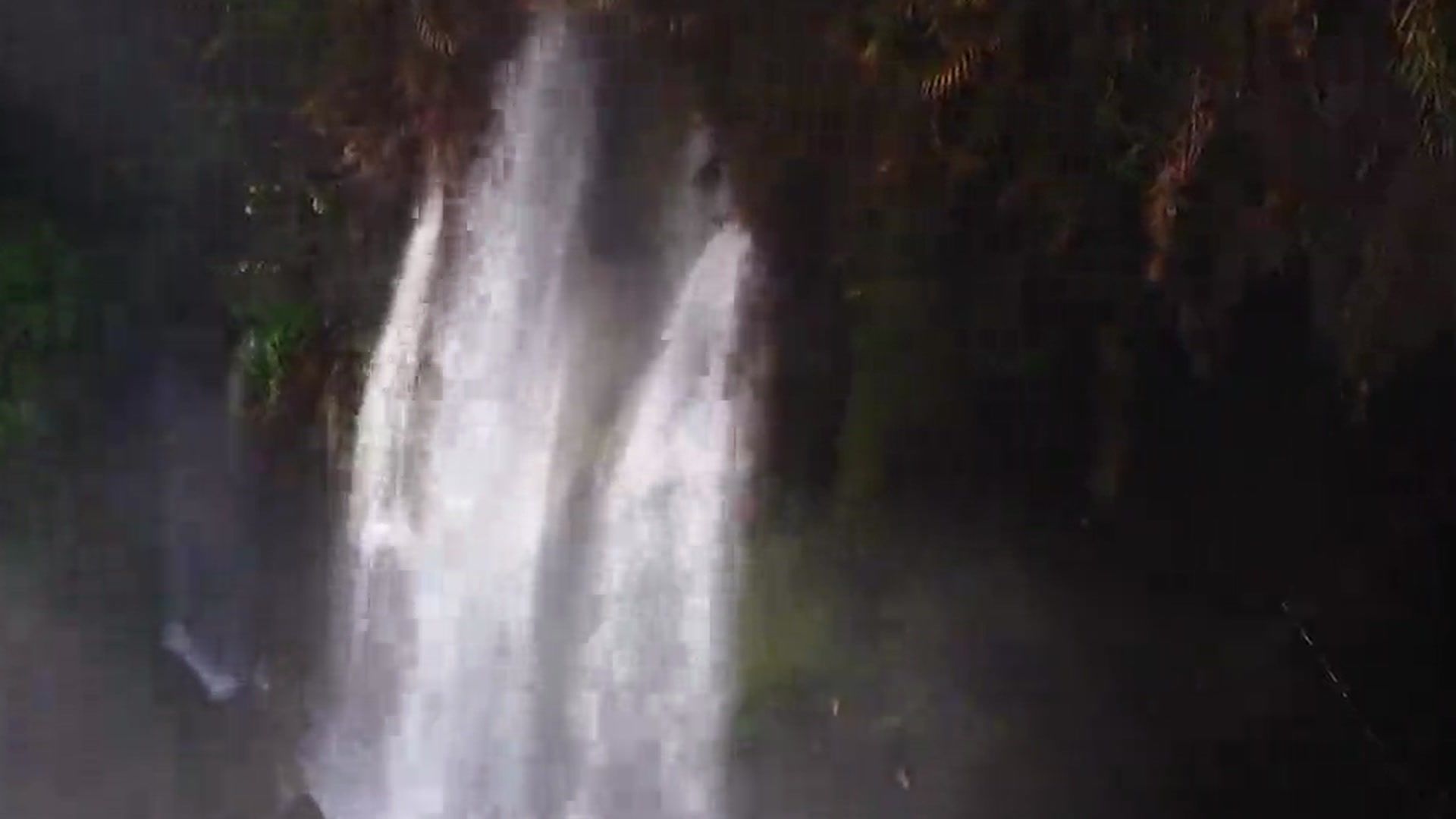 A detail of the waterfall compressed well against the same image broken into blocks