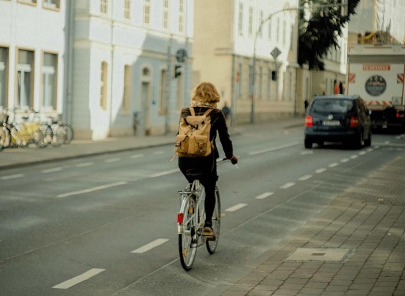 Eine junge Fahrradfahrerin auf der Straße – repräsentativ für die Sternfahrt des ADFC