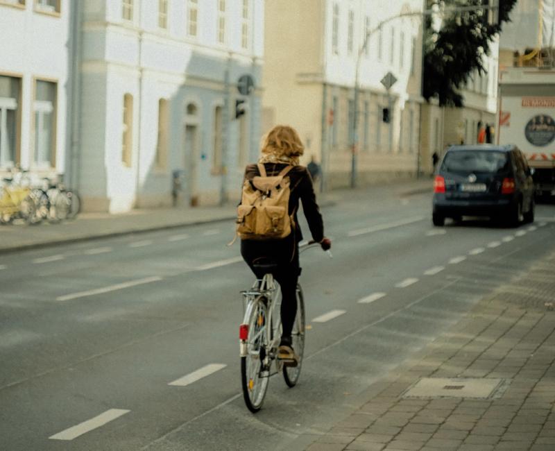 Eine junge Fahrradfahrerin auf der Straße – repräsentativ für die Sternfahrt des ADFC