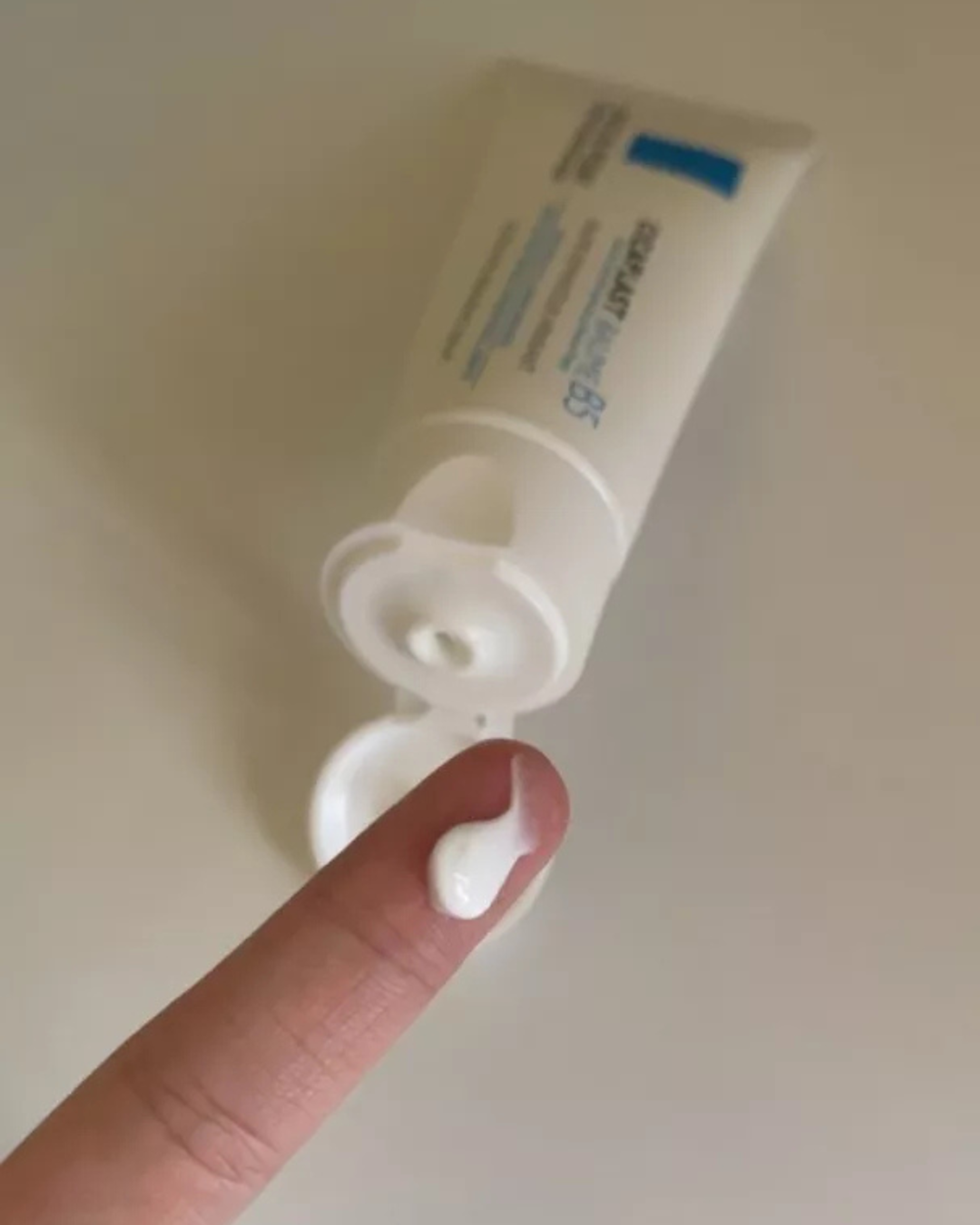 เนื้อสัมผัสของครีม CICAPLAST BAUME B5+ บนนิ้วชี้