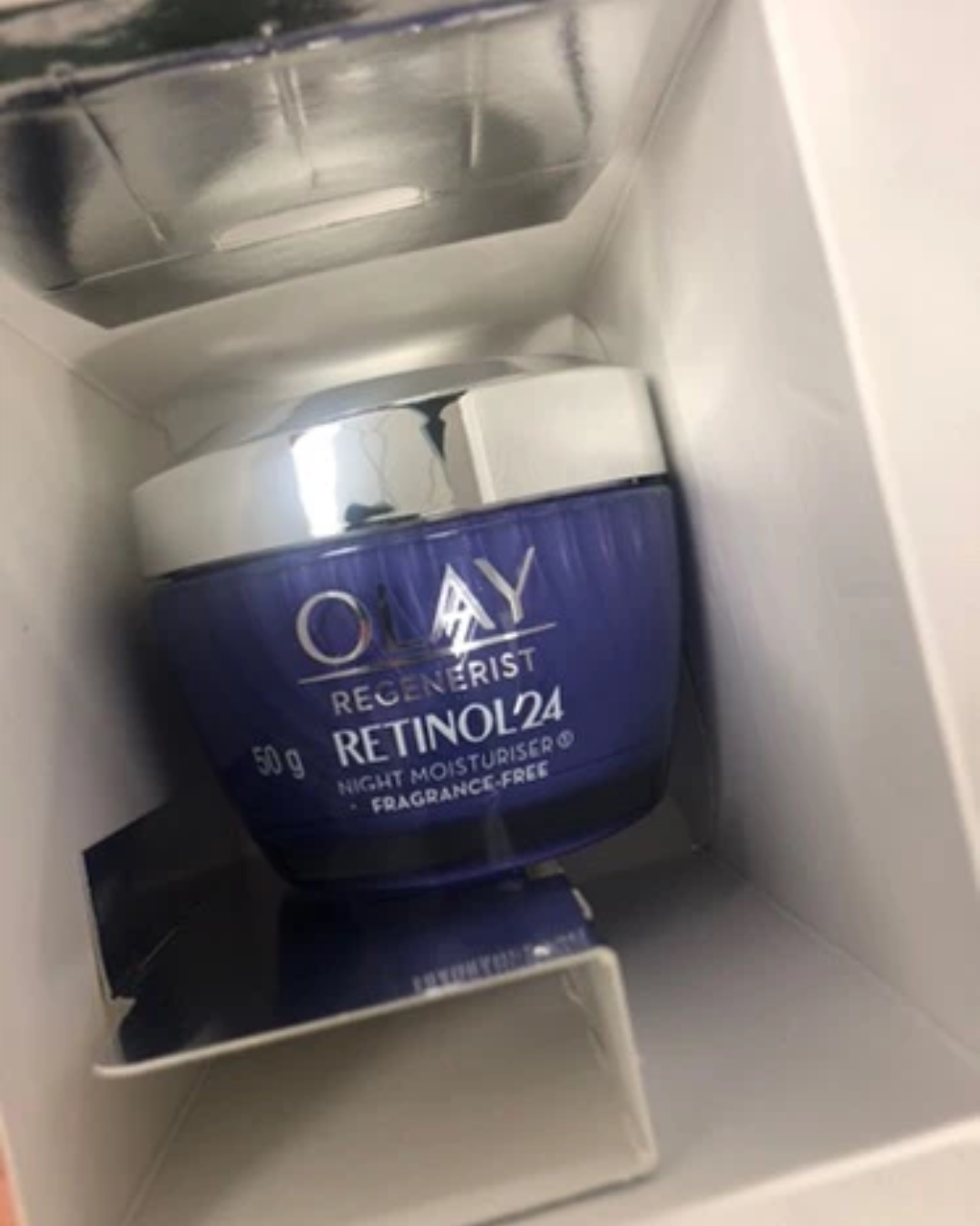 ผลิตภัณฑ์ OLAY Retinol24 Night Moisturizer ภายในกล่อง
