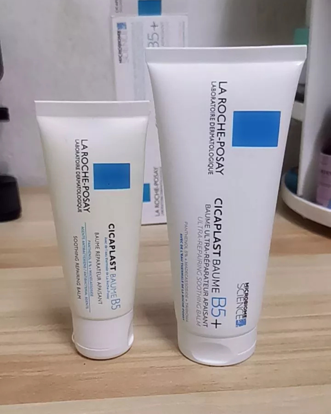 ผลิตภัณฑ์ La Roche-Posay CICAPLAST BAUME B5+ วางบนโต๊ะ