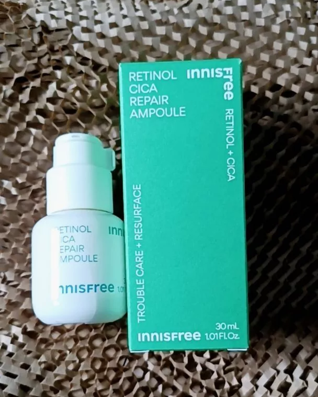 ผลิตภัณฑ์ Innisfree Retinol Cica Ampoule ขนาด 30 มล. ข้างกล่องบรรจุภัณฑ์