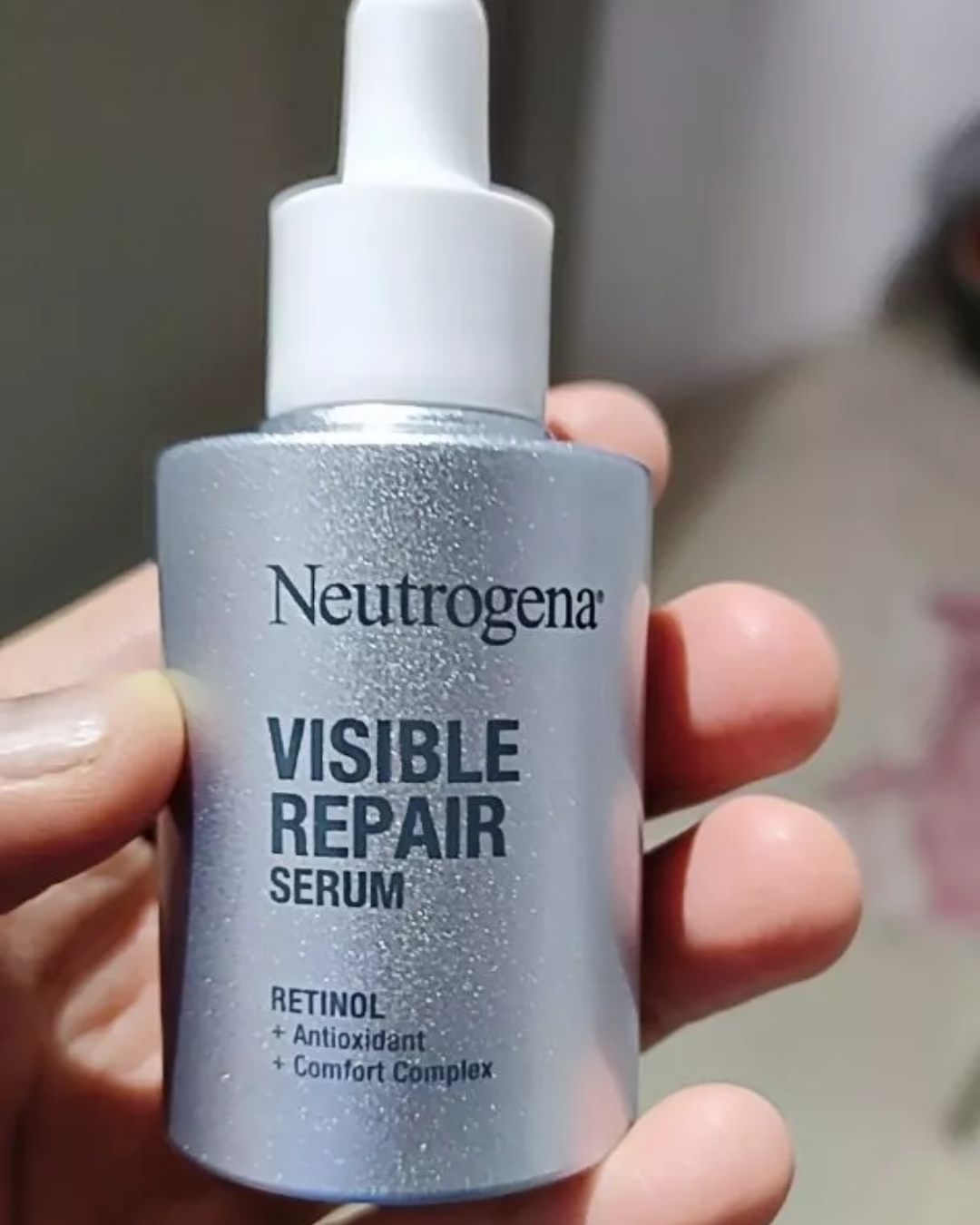 ผลิตภัณฑ์ Neutrogena Visible Repair Serum บนมือของผู้ใช้