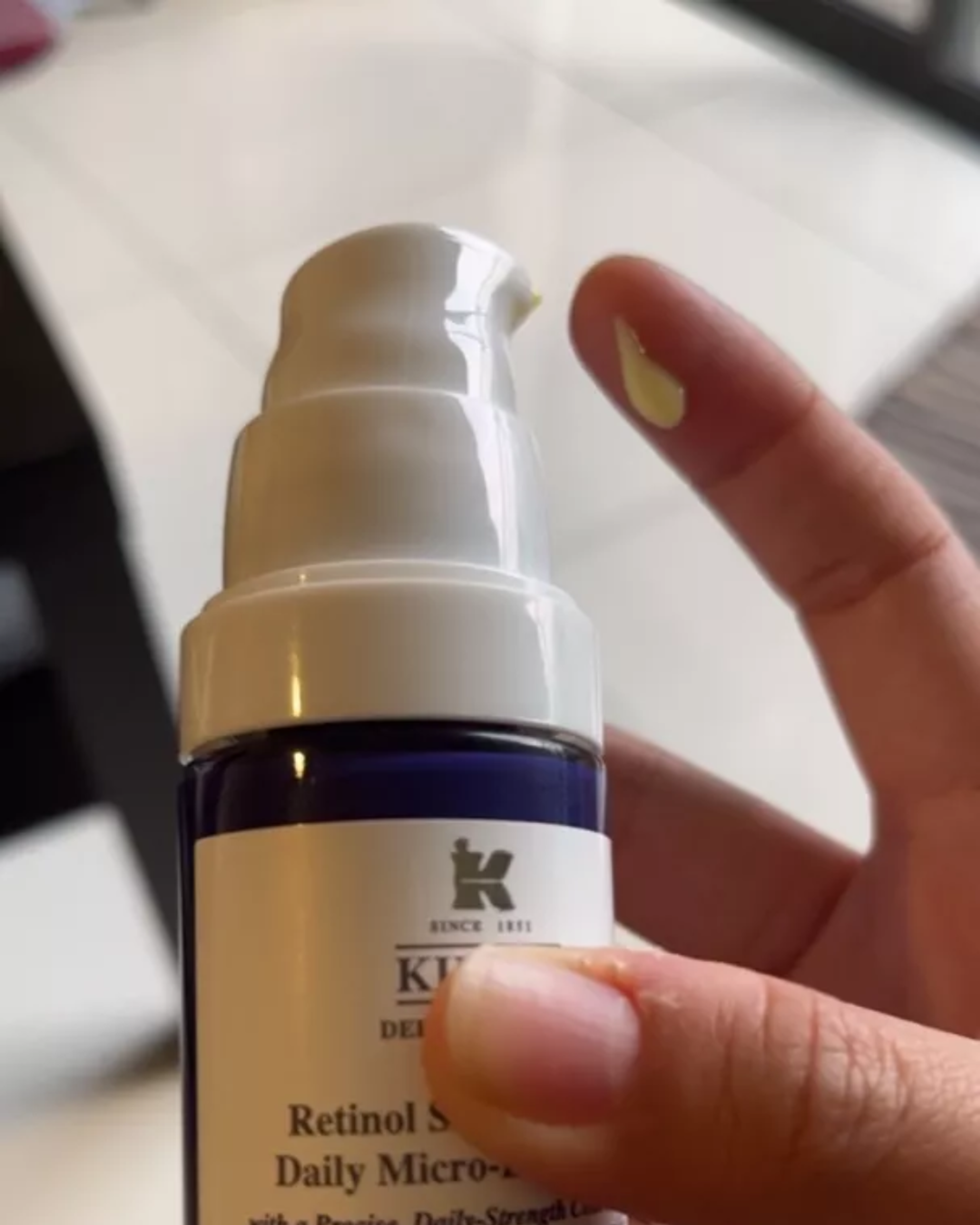 เนื้อสัมผัสครีม Kiehl's Retinol Skin-Reniewing Daily Micro-Dose Serum