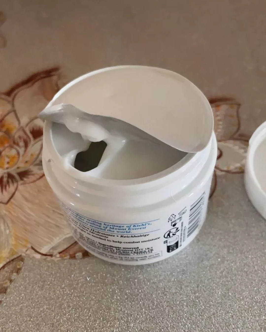 เนื้อครีมภายในกระปุก Kiehl's Ultra Facial Cream ขนาด 50 มล.