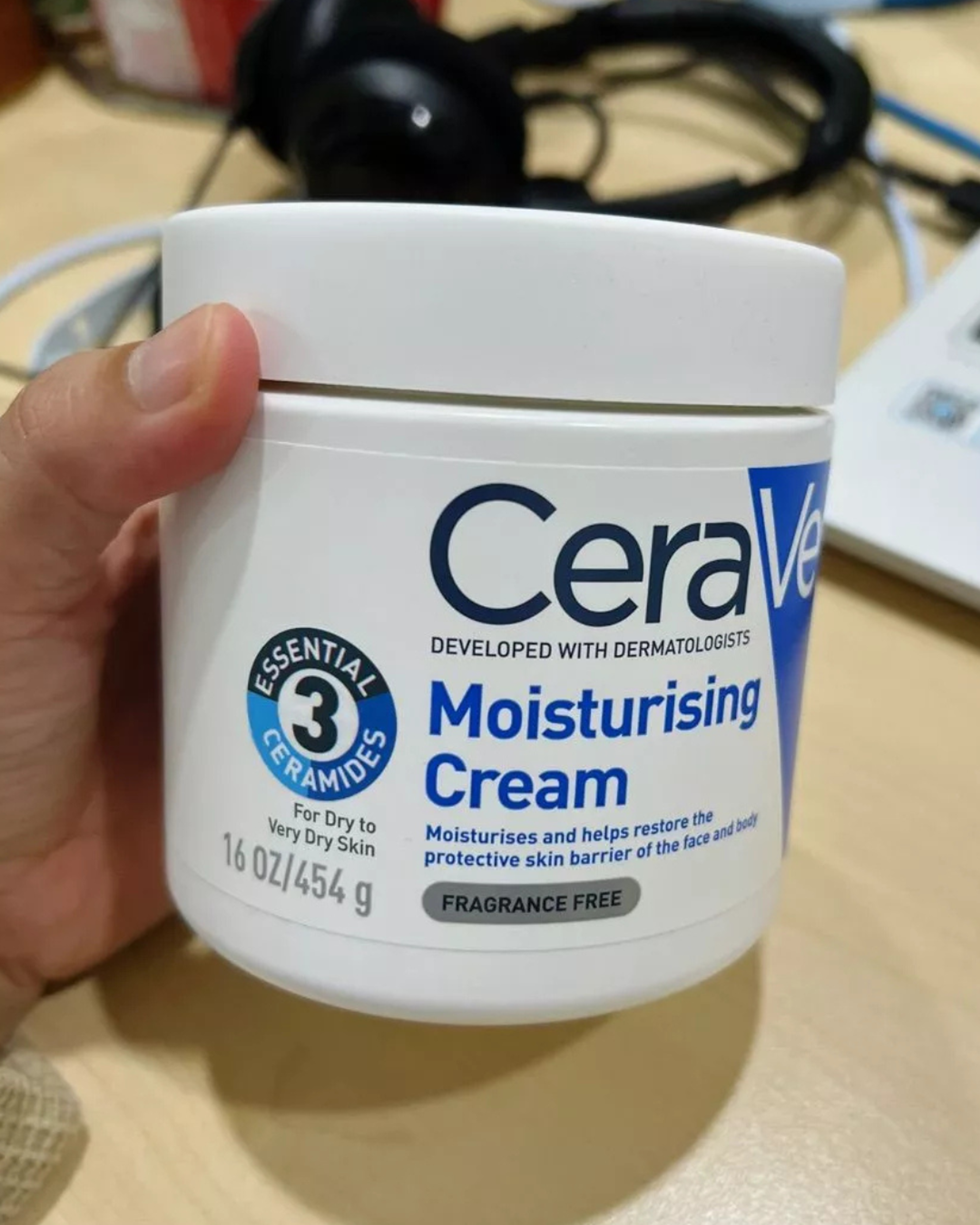 บรรจุภัณฑ์ CERAVE Moisturising Cream ขนาด 454 กรัม อยู่บนโต๊ะทำงาน