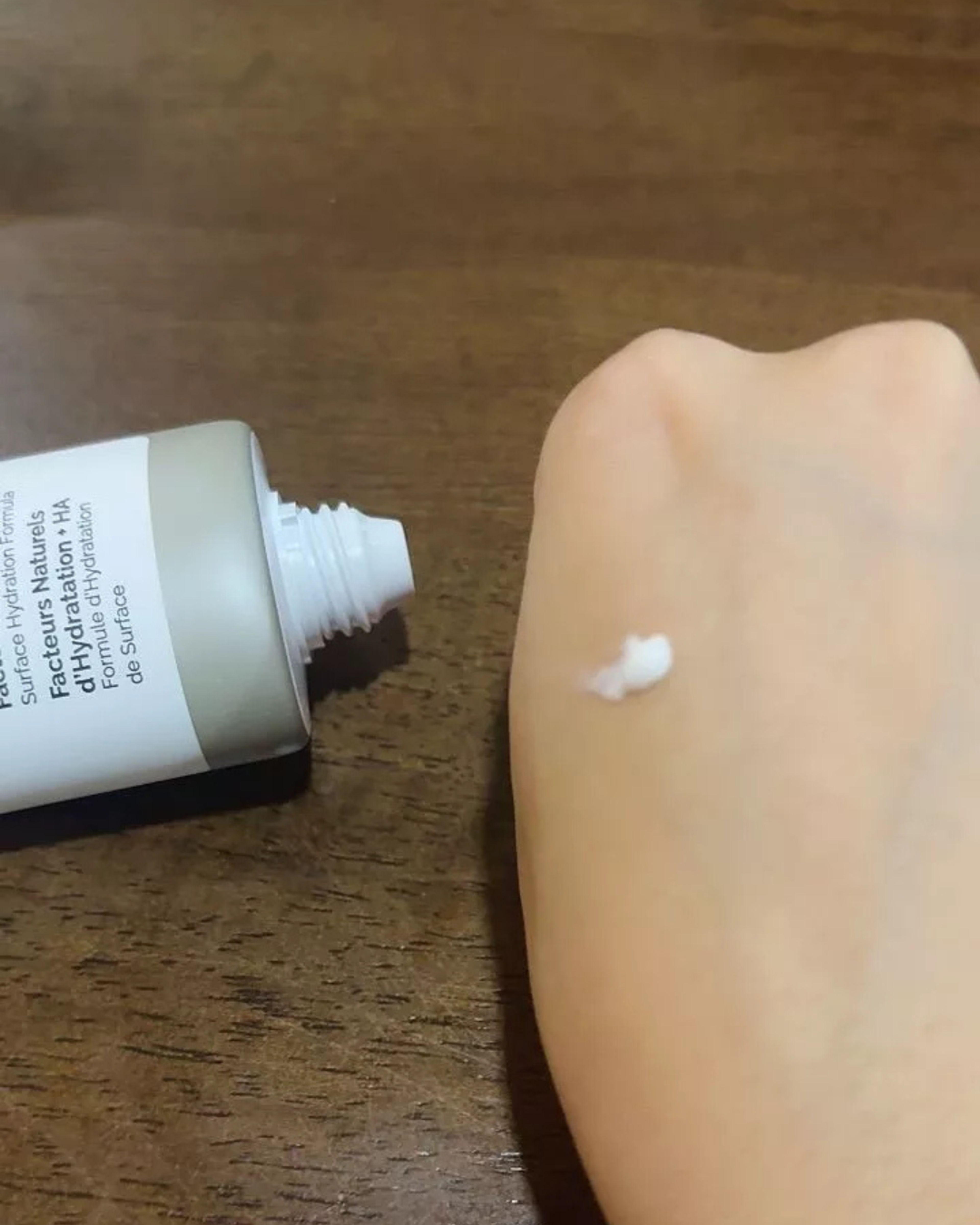 เนื้อสัมผัสครีม The Ordinary Natural Moisturizing Factors บนมือผู้ใช้