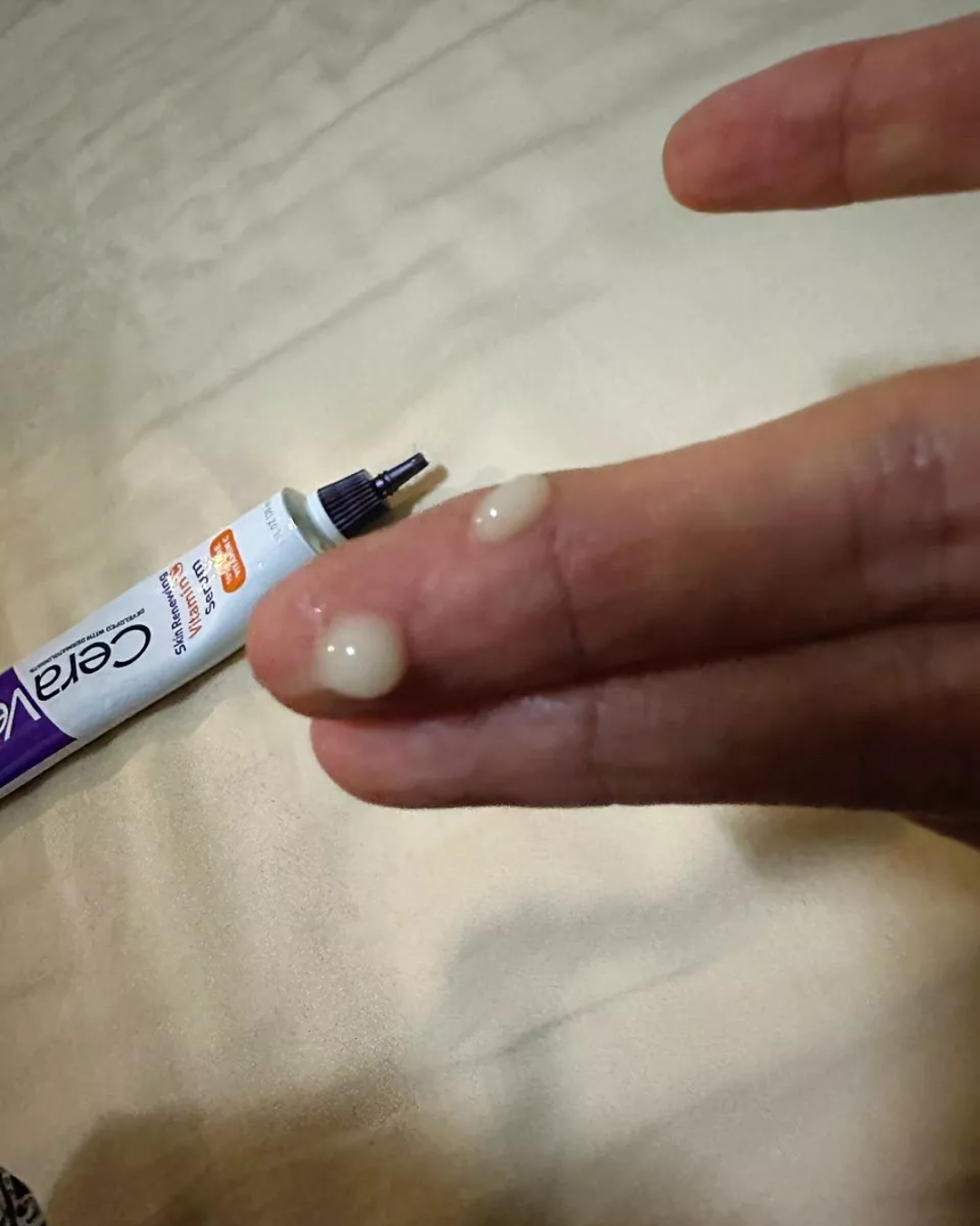 เนื้อสัมผัสเซรั่ม CERAVE Skin Renewing Vitamin C Serum บนมือของผู้ใช้