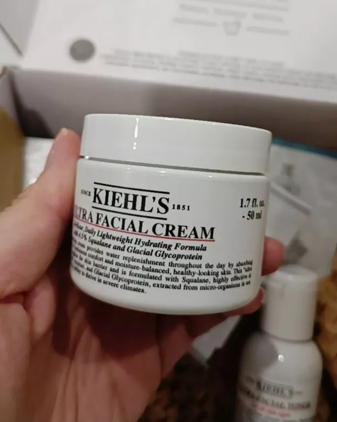 ผลิตภัณฑ์ Kiehl's Ultra Facial Cream ขนาด 50 มล. อยู่ภายในมือ