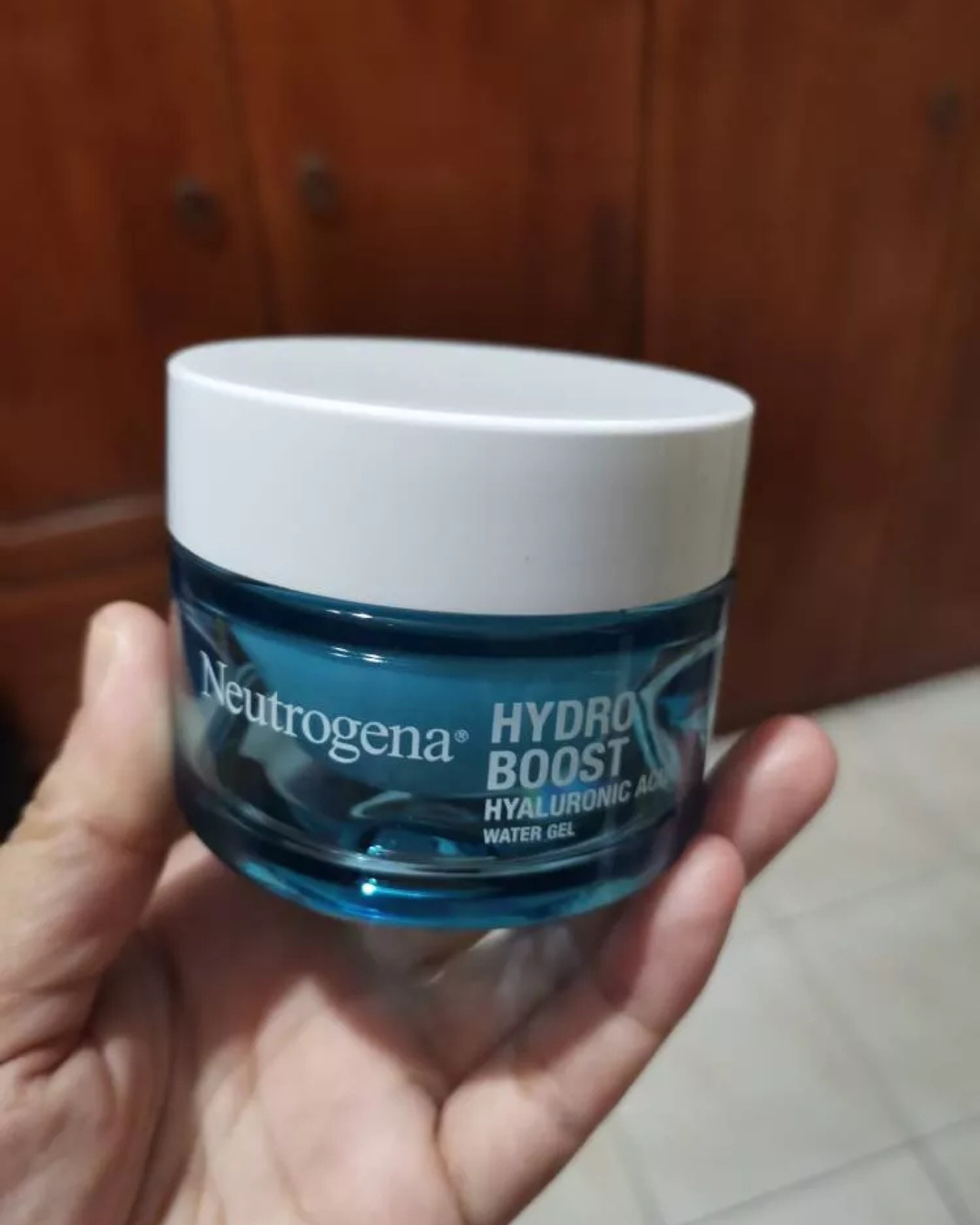 ขวด Neutrogena Hydro Boost Gel บนมือ