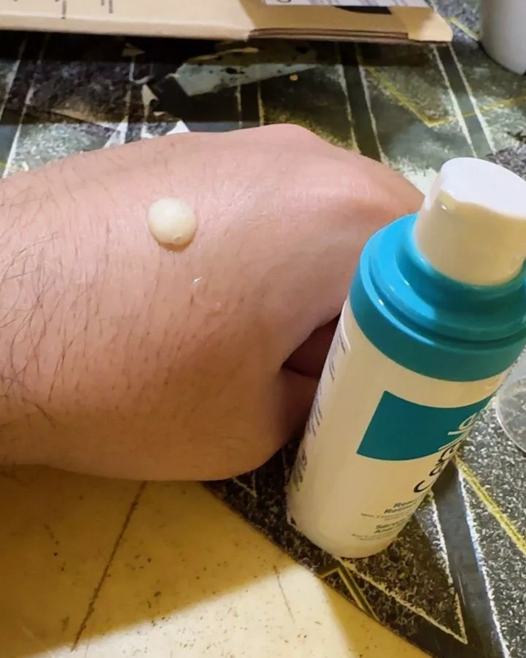 เนื้อครีม CERAVE Resurfacing Retinol Serum บนใบมือ