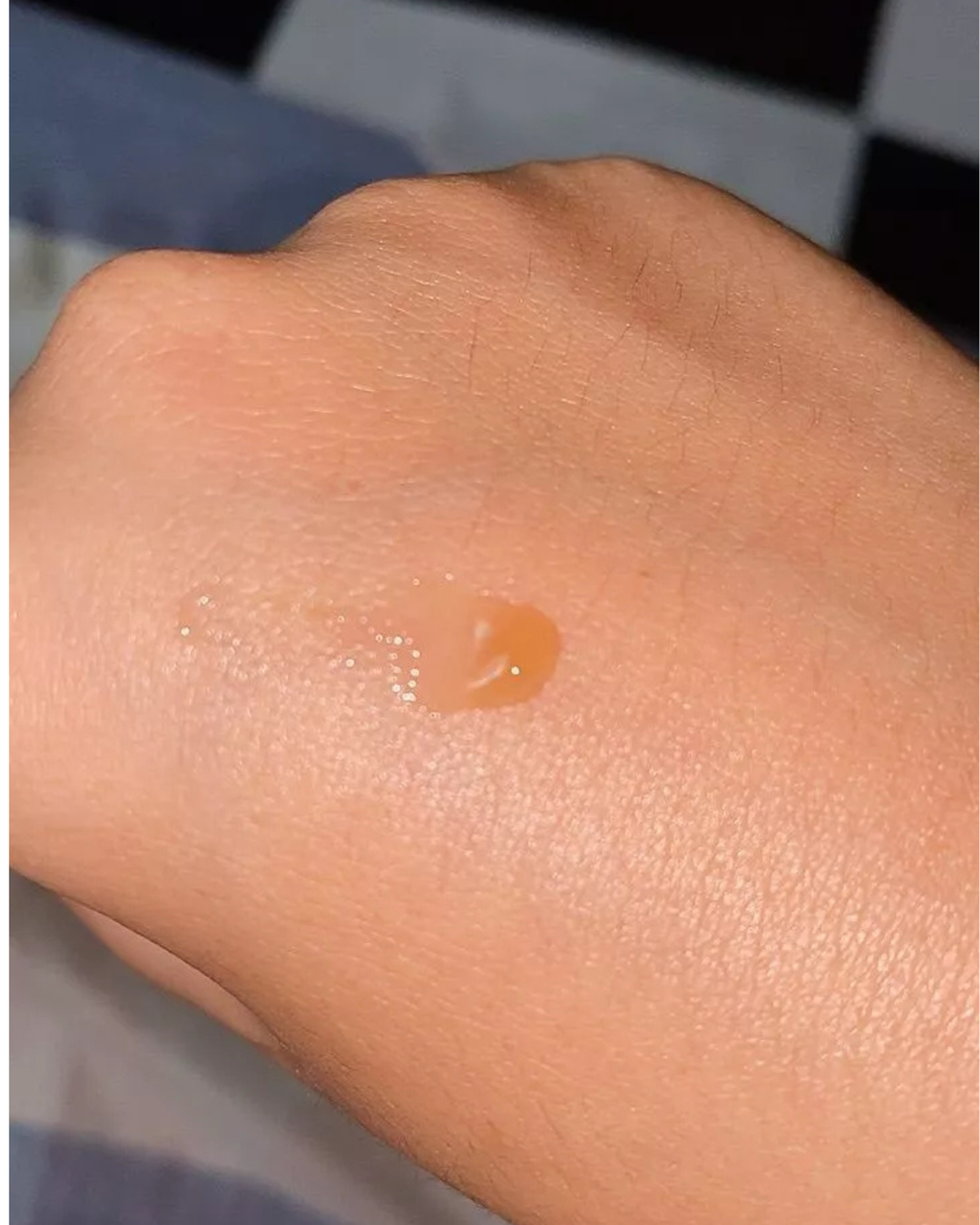 เนื้อสัมผัสของ SKIN1004 Madagascar Centella Soothing Cream บนใบมือ