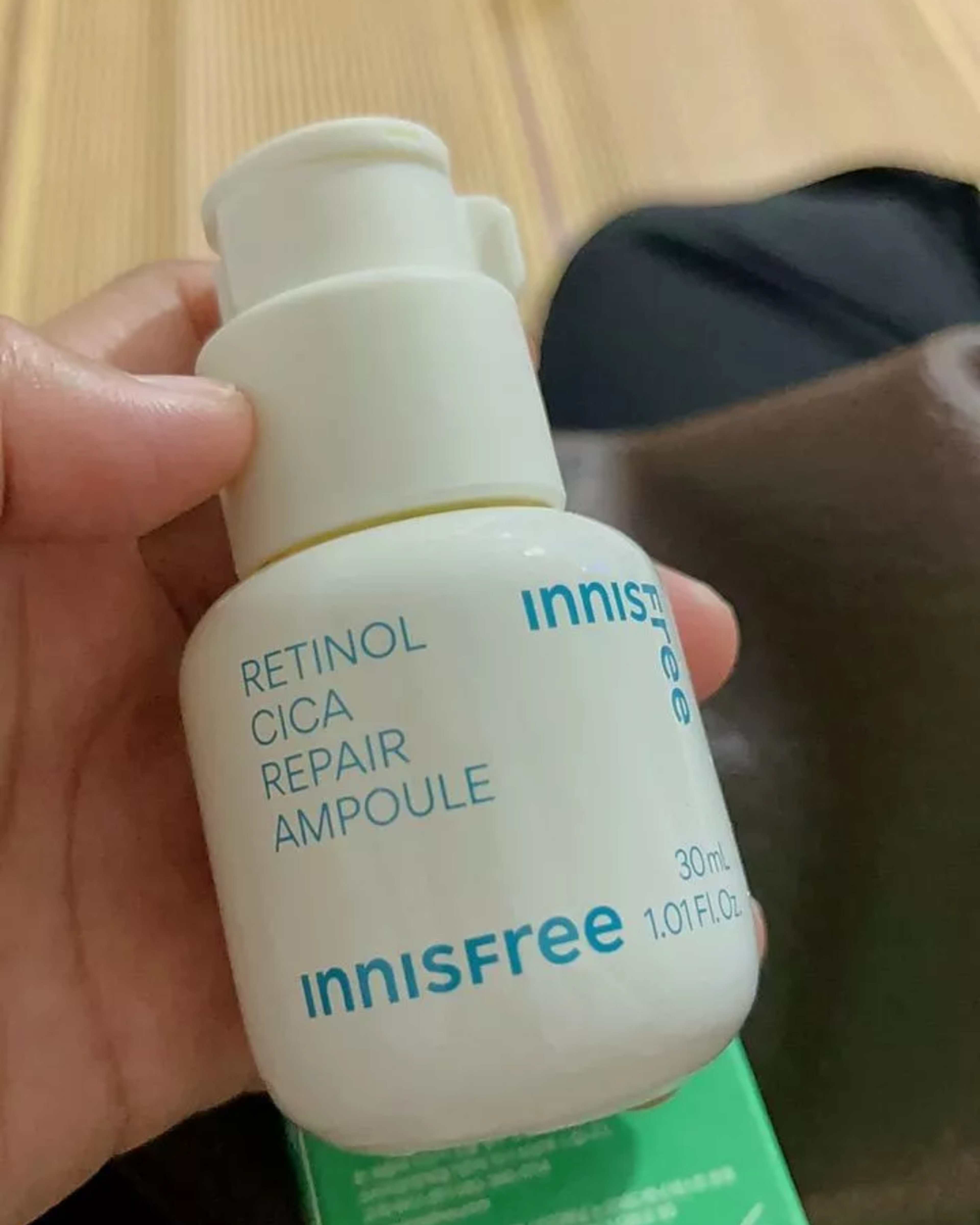 ผลิตภัณฑ์ Innisfree Retinol Cica Ampoule ขนาด 30 มล. ในมือของผู้ใช้