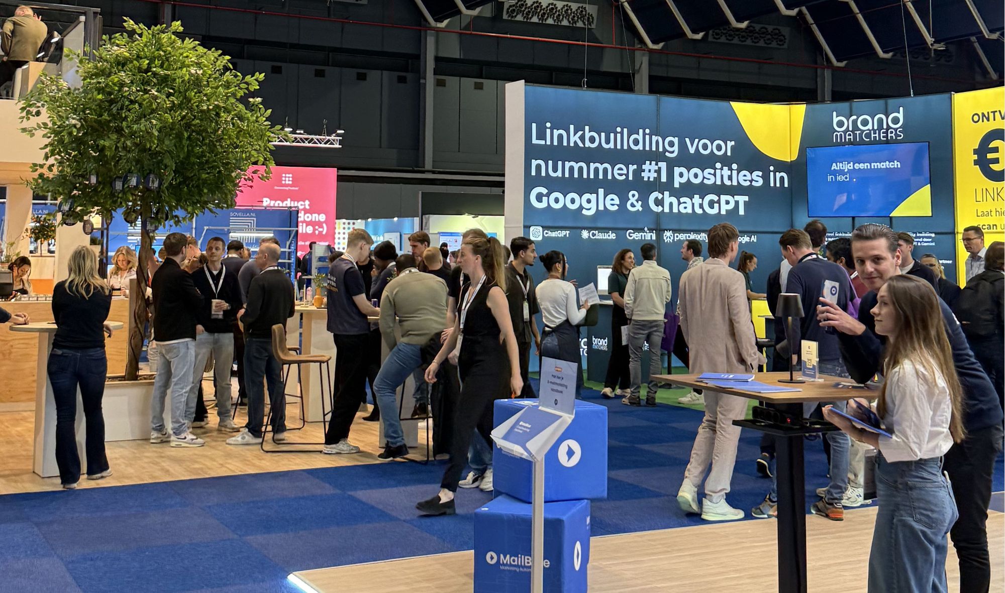Drukke beursvloer op Webwinkel Vakdagen 2026 met Brand Matchers stand over linkbuilding voor betere posities in Google en ChatGPT.