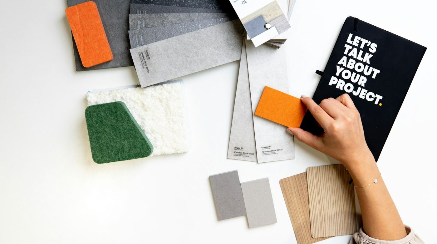 Moodboard met kleurstalen en materialen voor een huisstijl