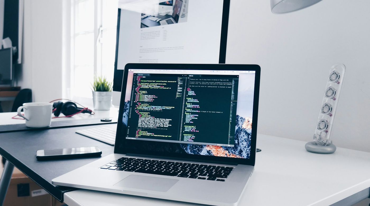 Laptop met een website in ontwikkeling op het scherm