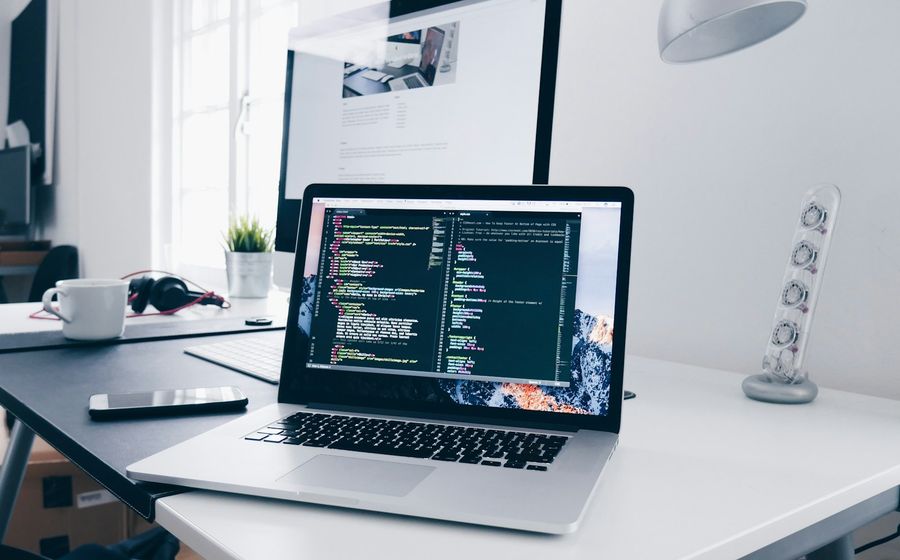 Laptop met een website in ontwikkeling op het scherm