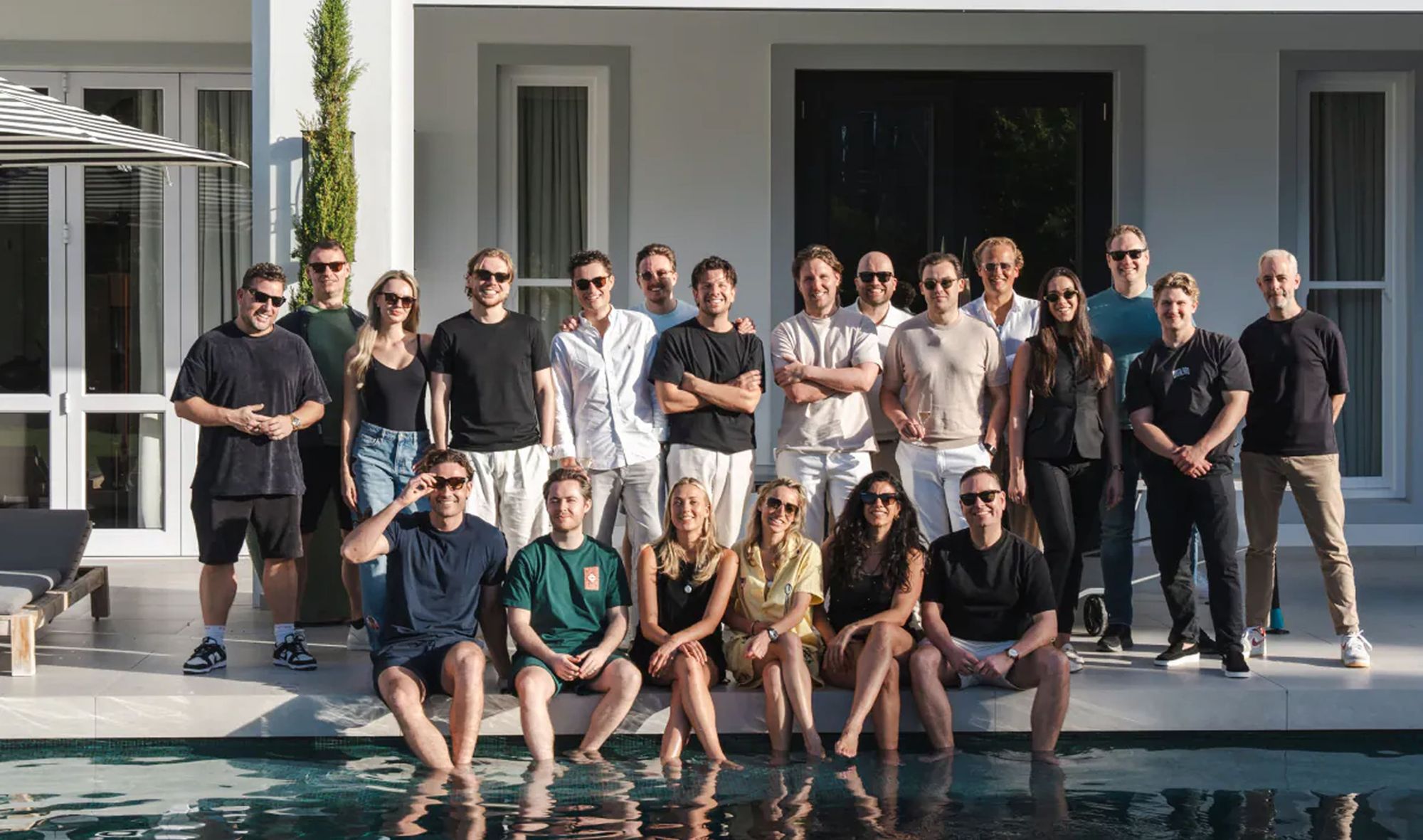 Groepsfoto van de founders en builders van Foundershouse bij een villa met zwembad in Cape Town.