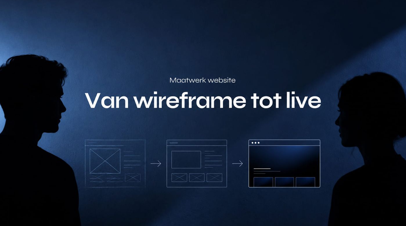 Blauwe hero over een maatwerk website van wireframe tot livegang