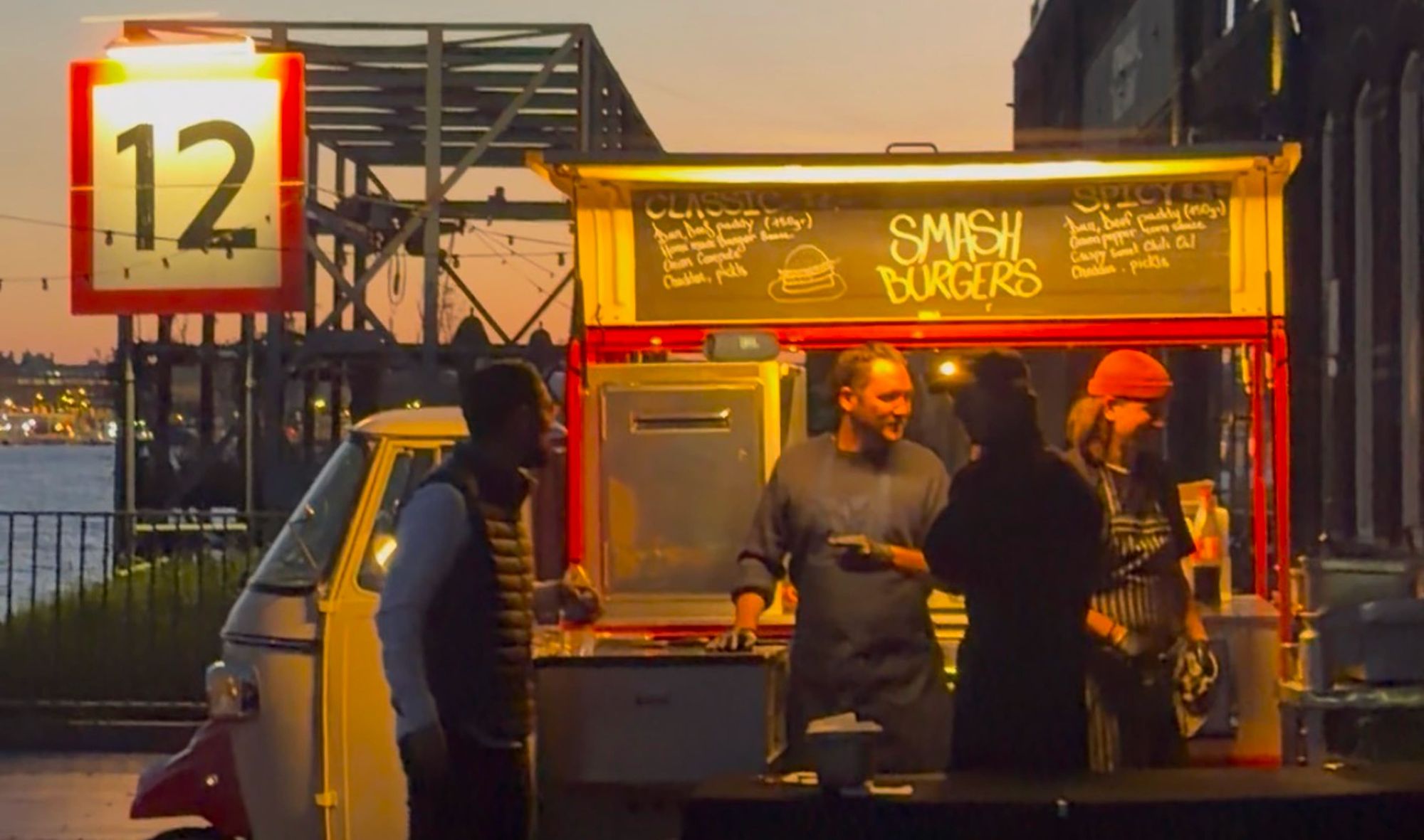 Foodtruck met smash burgers tijdens Foundershouse in Cape Town bij avondlicht.